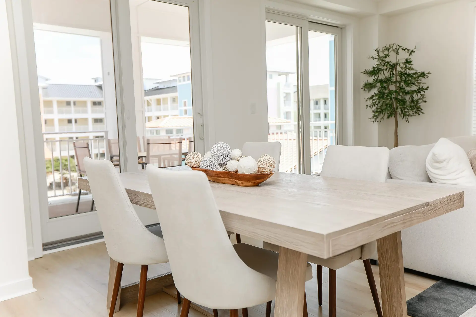 Sojourns Modern Sanctuary 2 BR Sleeps 8 Pool Views