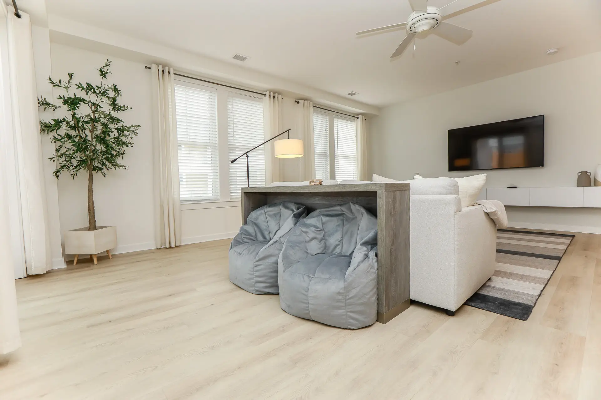 Sojourns Modern Sanctuary 2 BR Sleeps 8 Pool Views