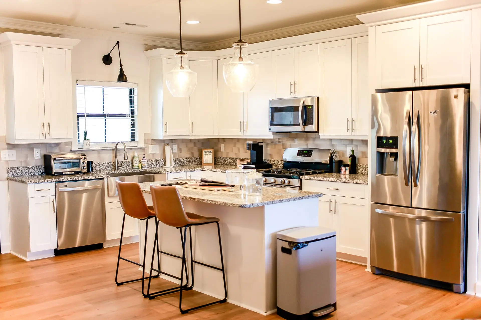 EastBay Getaway 4 BR Pet Friendly Steps to Beach