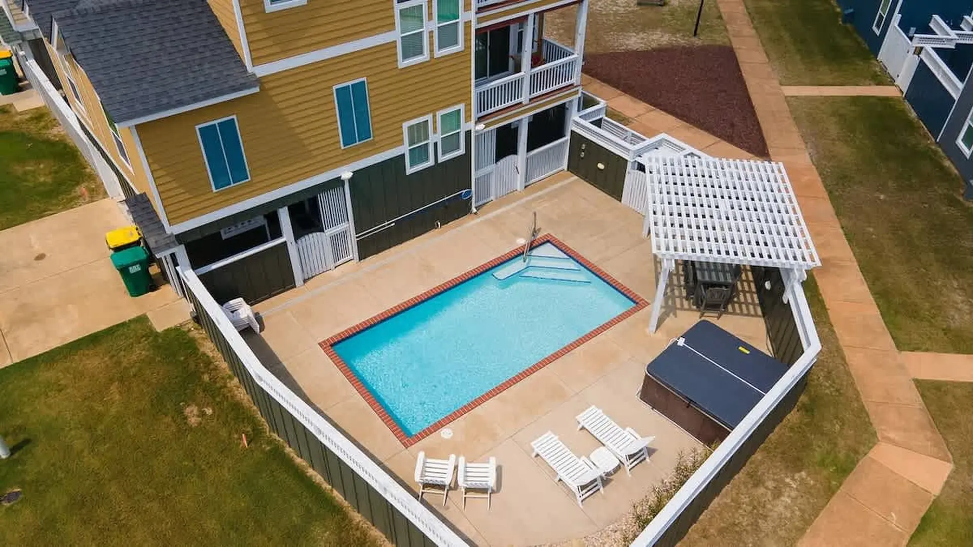 Dog Friendly, Pool, Hot Tub, 8Min Walk to Beach!