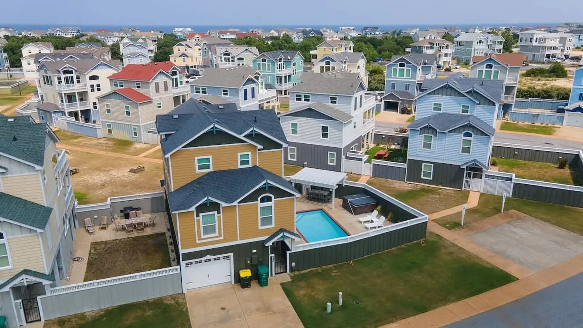 Dog Friendly, Pool, Hot Tub, 8Min Walk to Beach!