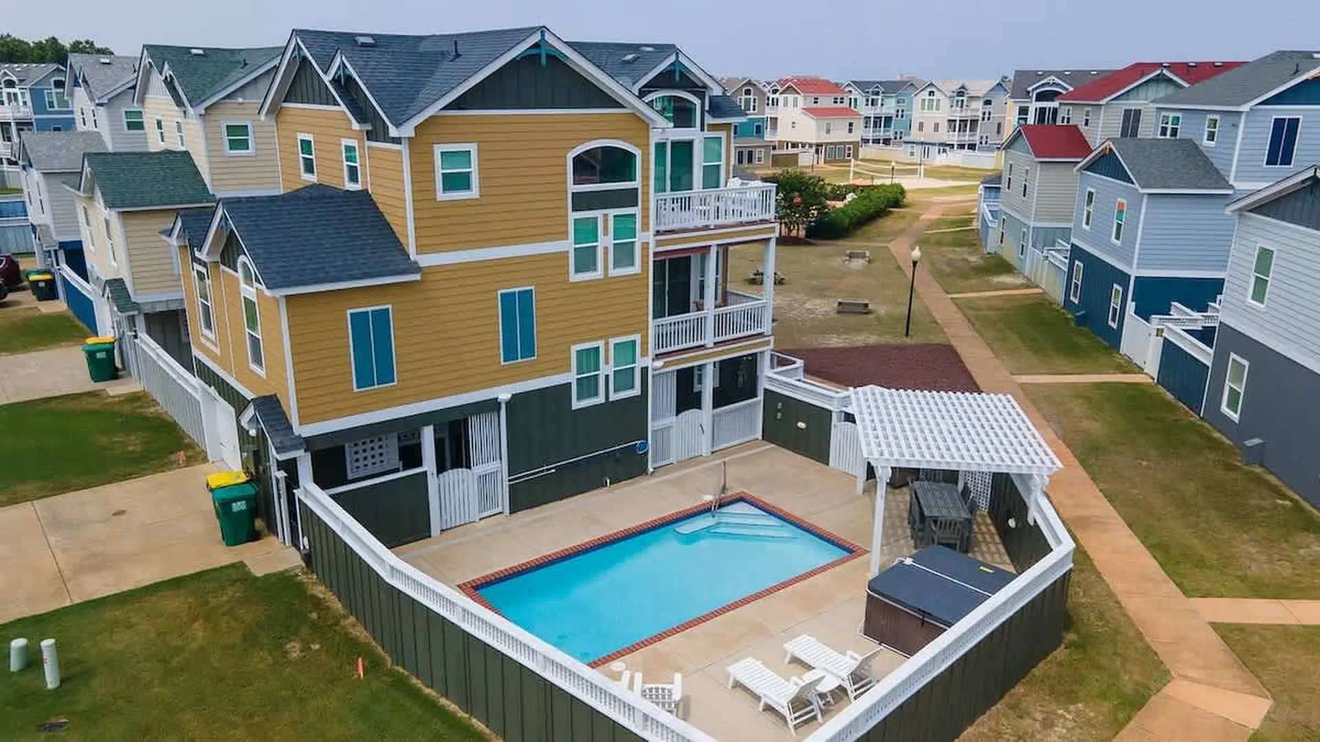 Dog Friendly, Pool, Hot Tub, 8Min Walk to Beach!