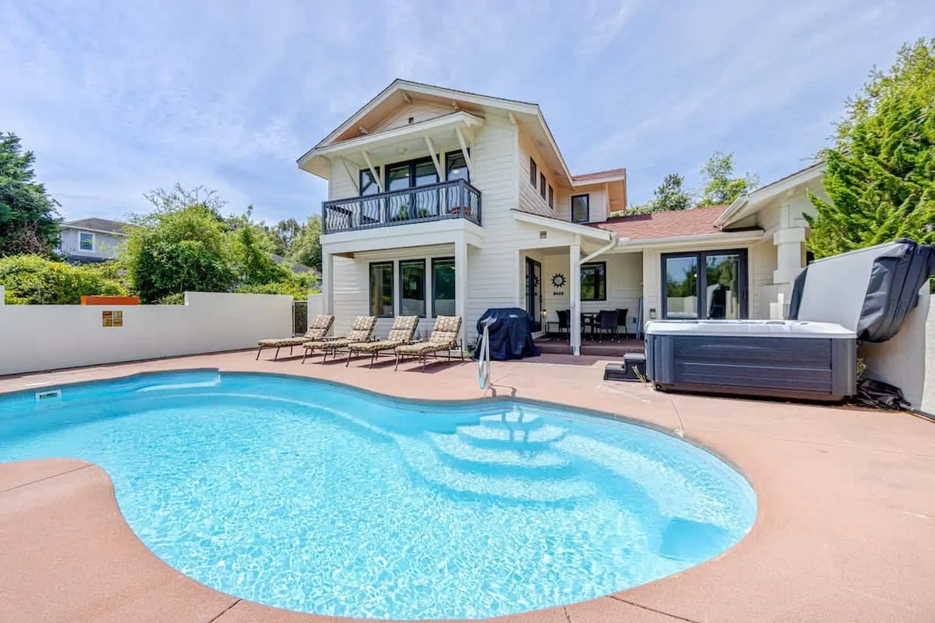 Pool, Hot Tub and Mins to Beach!