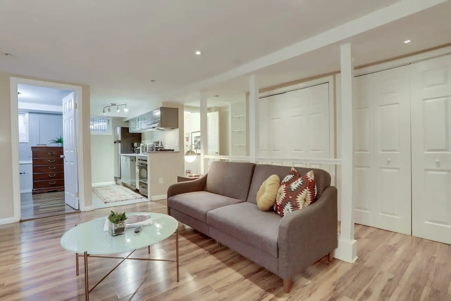 Beautiful 2 BR steps from House of Representatives