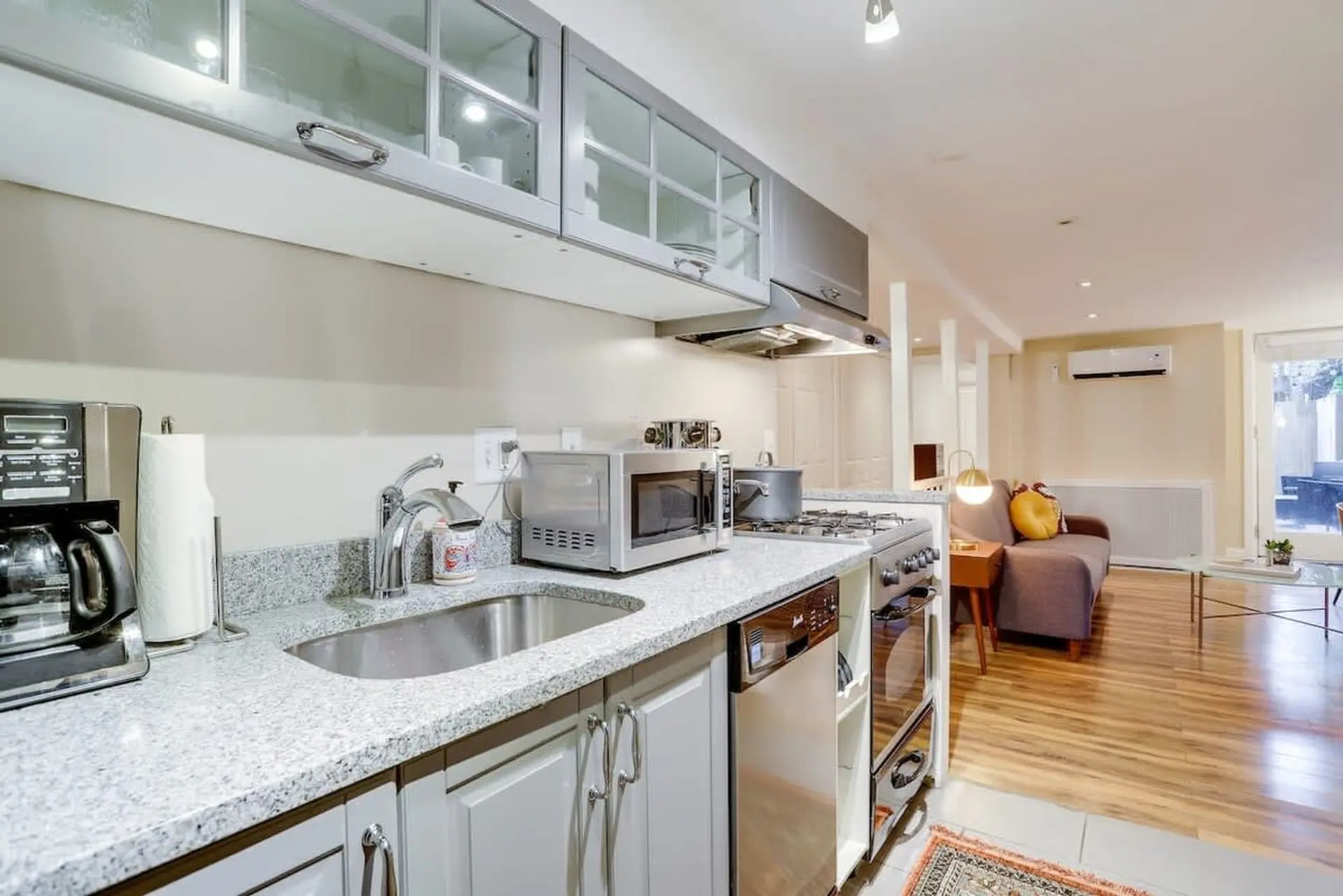 Beautiful 2 BR steps from House of Representatives