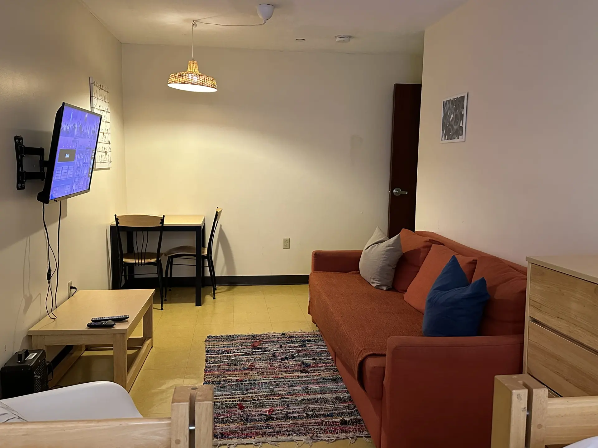 Downtown 1 Bedroom Apt | Clean | Safe | Walkable