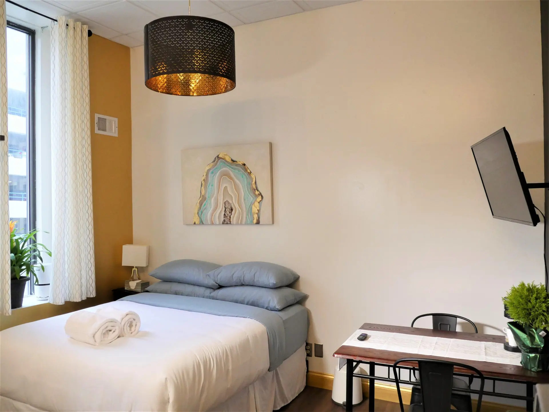 Central Downtown Queen Bed | Walk to all Venues