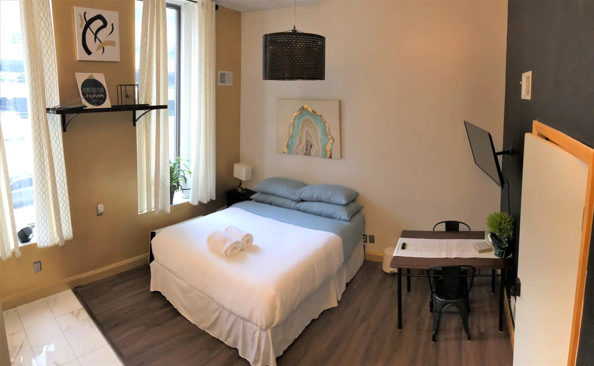 Central Downtown Queen Bed | Walk to all Venues