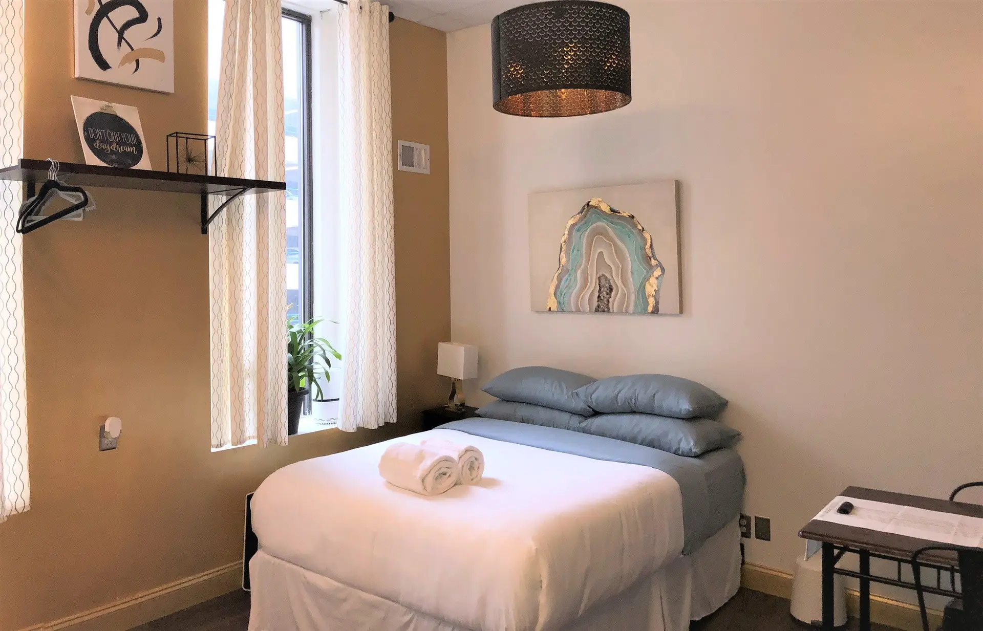 Central Downtown Queen Bed | Walk to all Venues