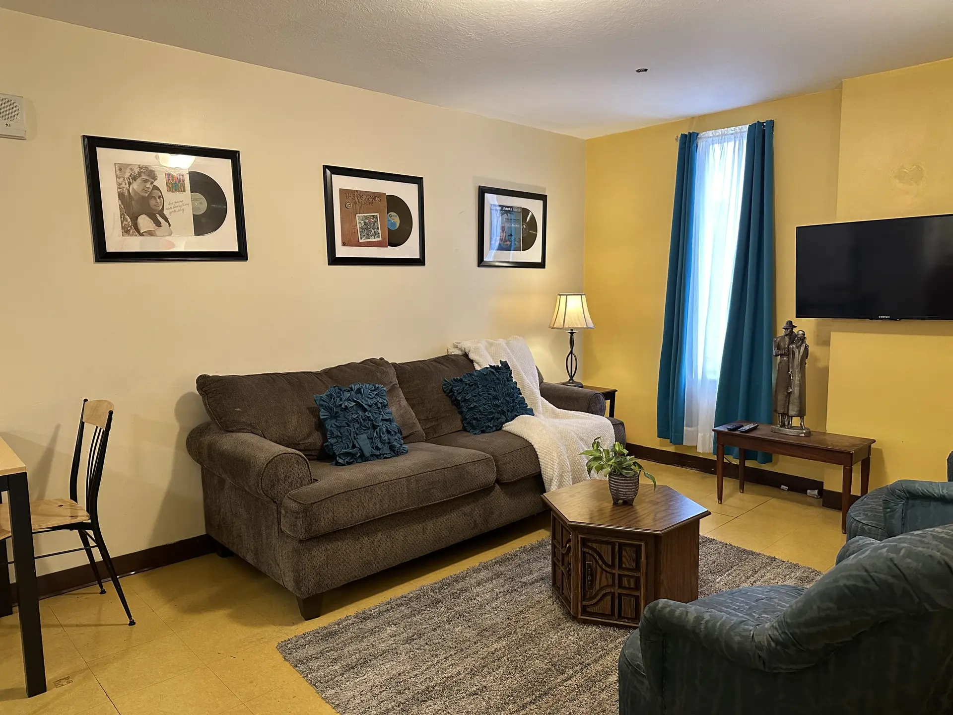 2 Bedroom Downtown Apt | City Views | Park & Walk!