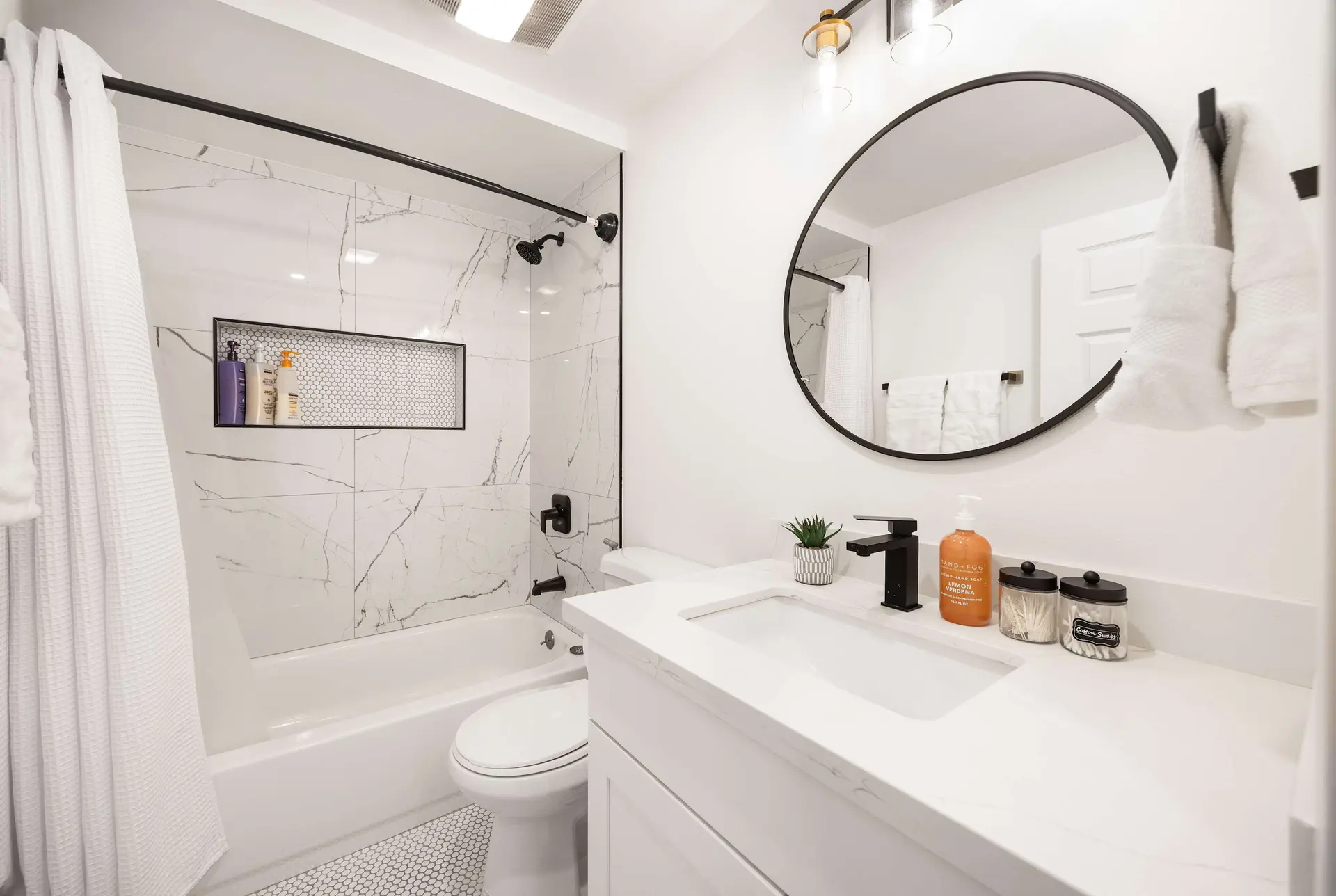 Brand New 1BR Designer's Oasis 1min to I-5 | Costo