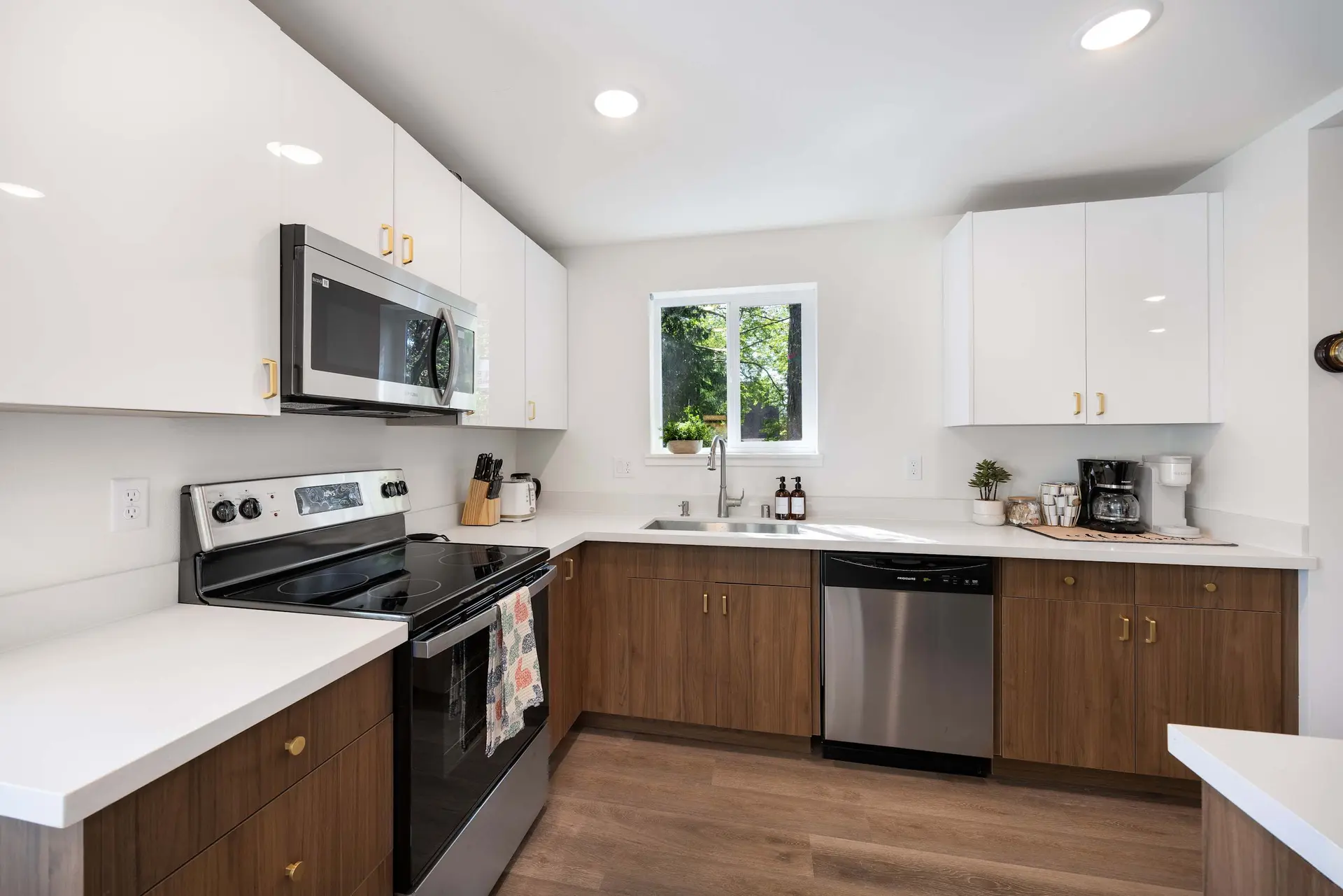 2025 Built Modern Retreat w/ 3 AC in Safe Location