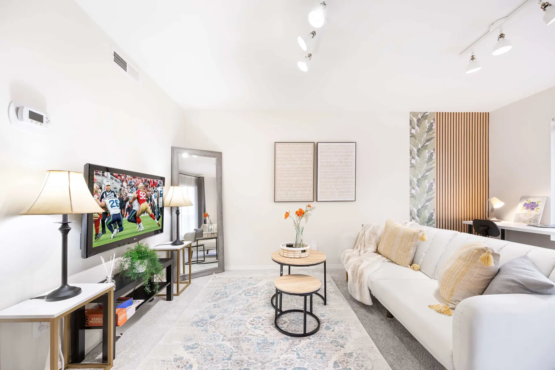 4B2.5B TH in Kirkland/Woodinville. Prime Location