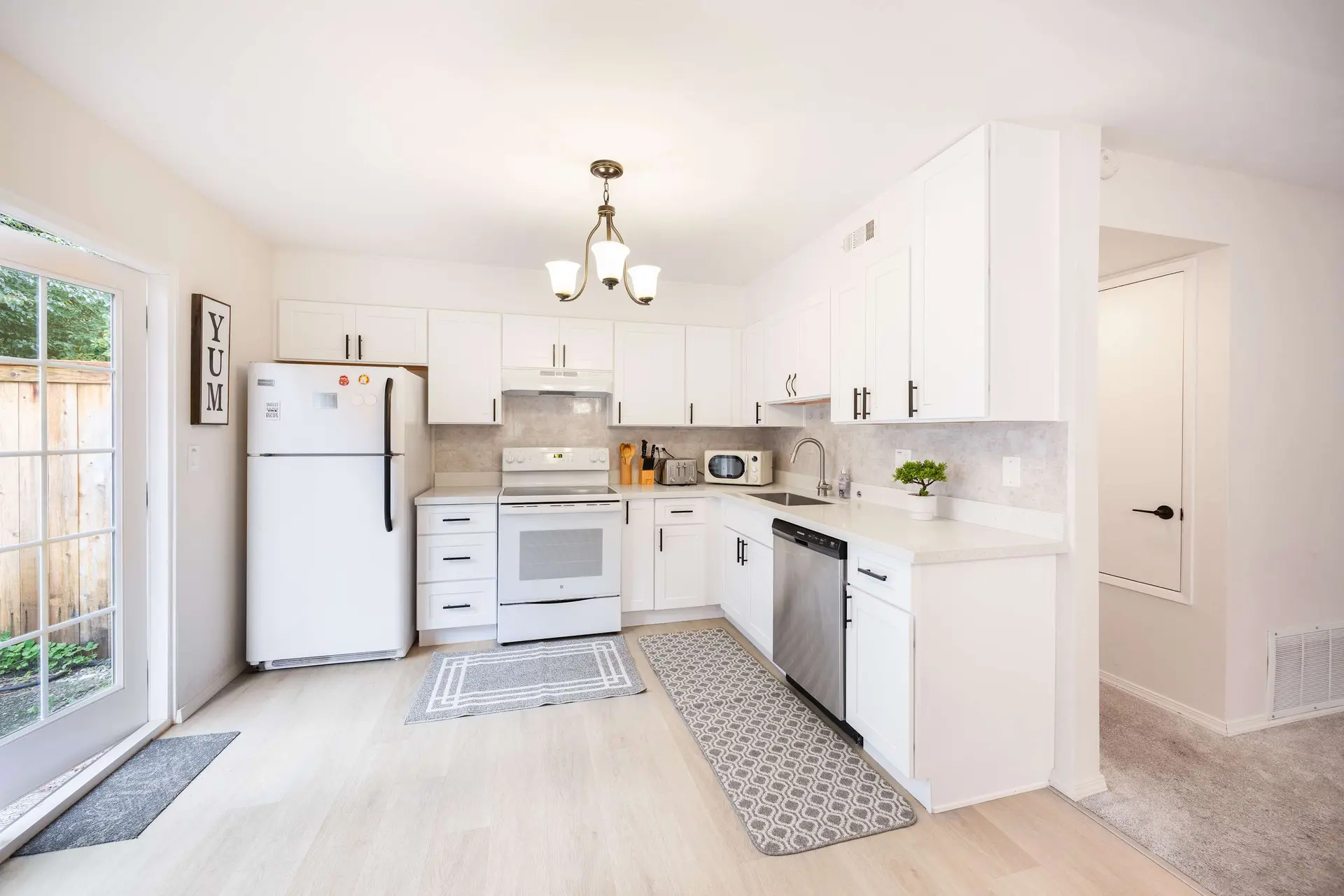 4B2.5B TH in Kirkland/Woodinville. Prime Location