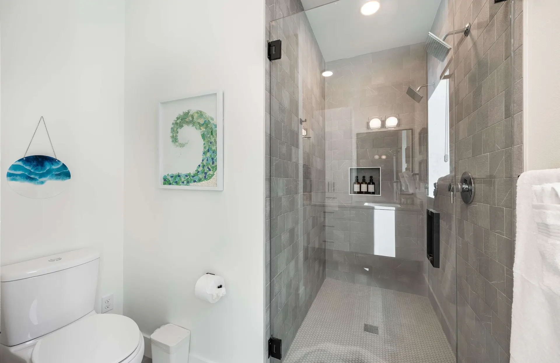 Ocean-Inspired 3B 3.5B Modern Retreat w/ Kids Room