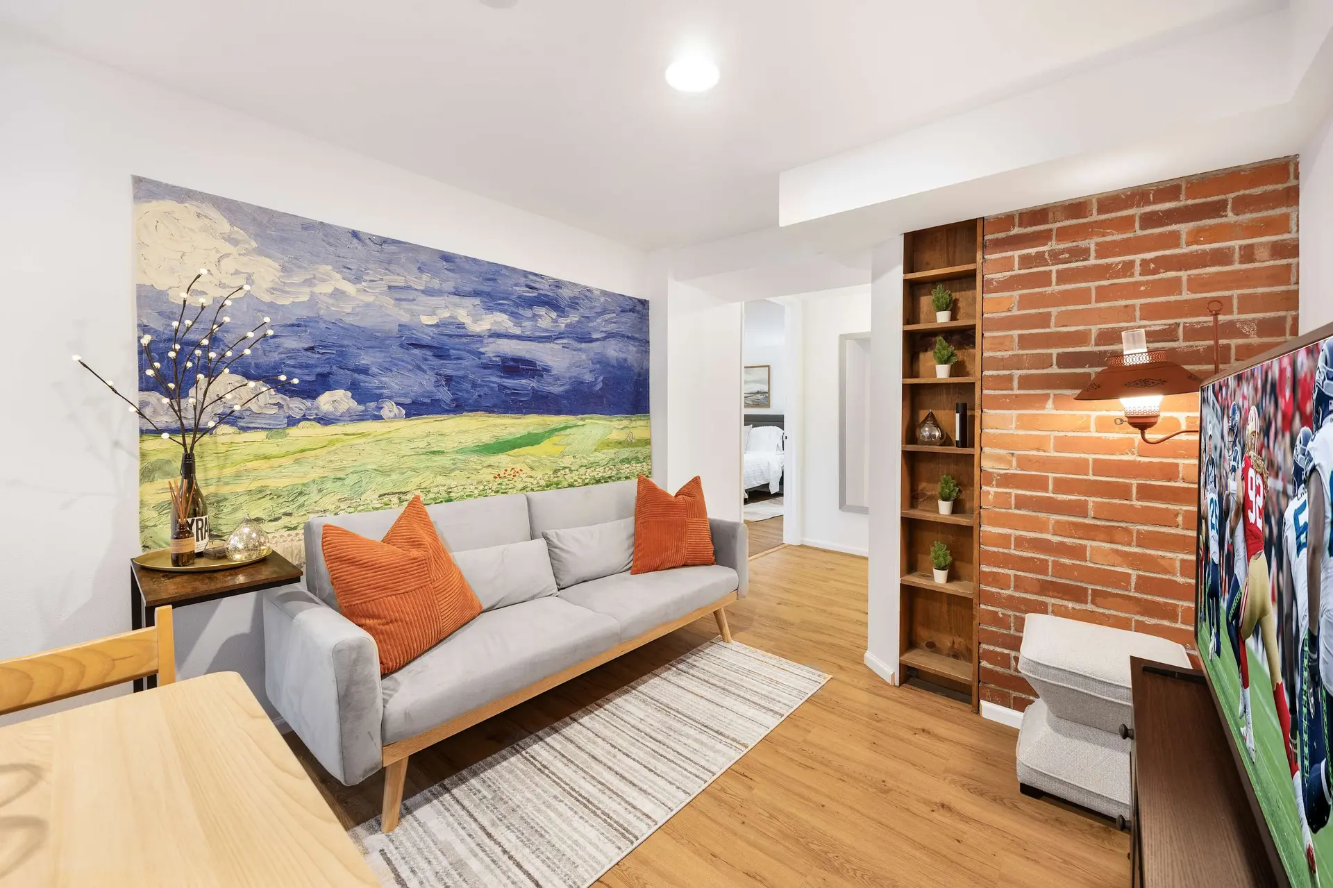Artist’s 750sqft 2BR Basement – Maple Leaf Park
