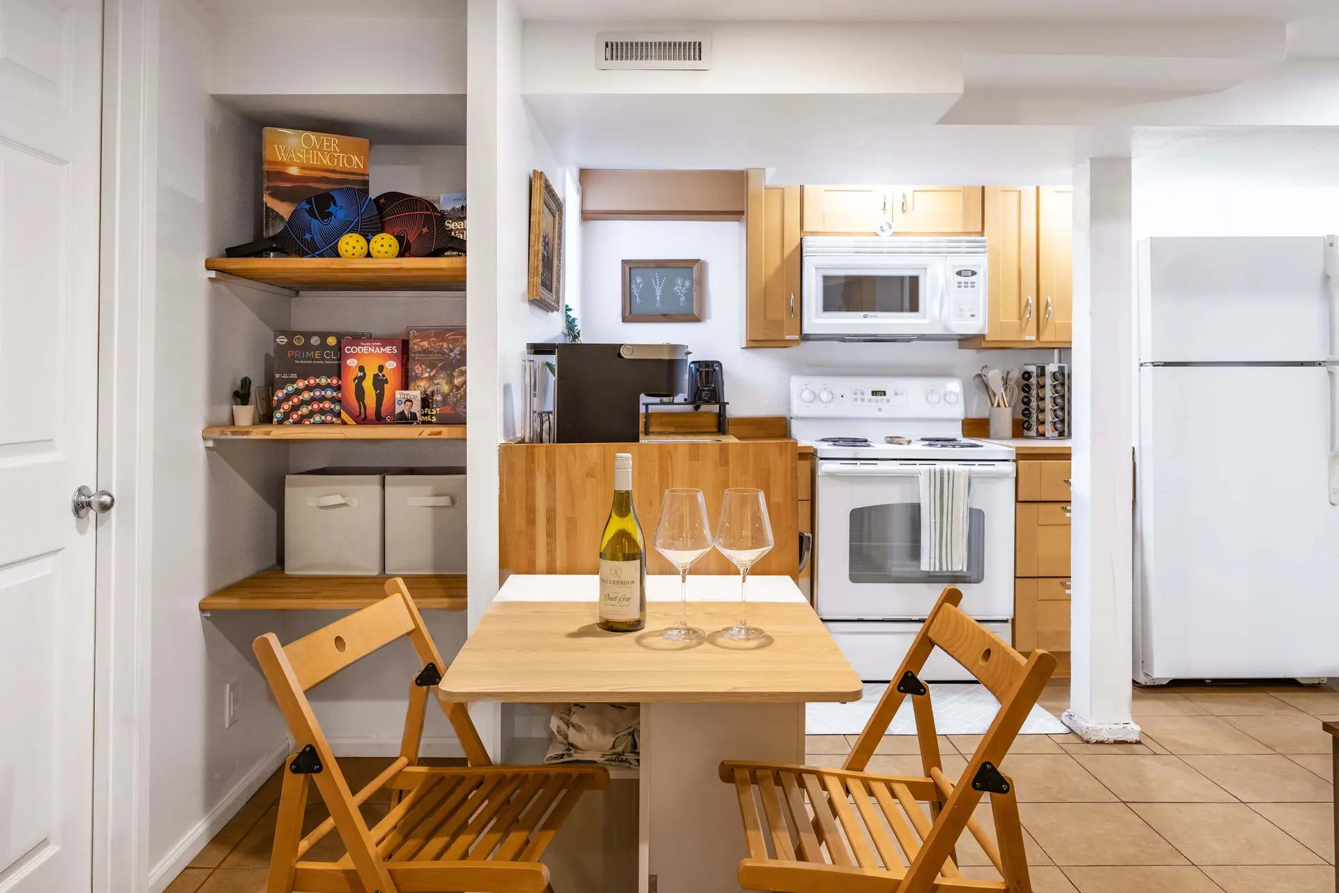Artist’s 750sqft 2BR Basement – Maple Leaf Park