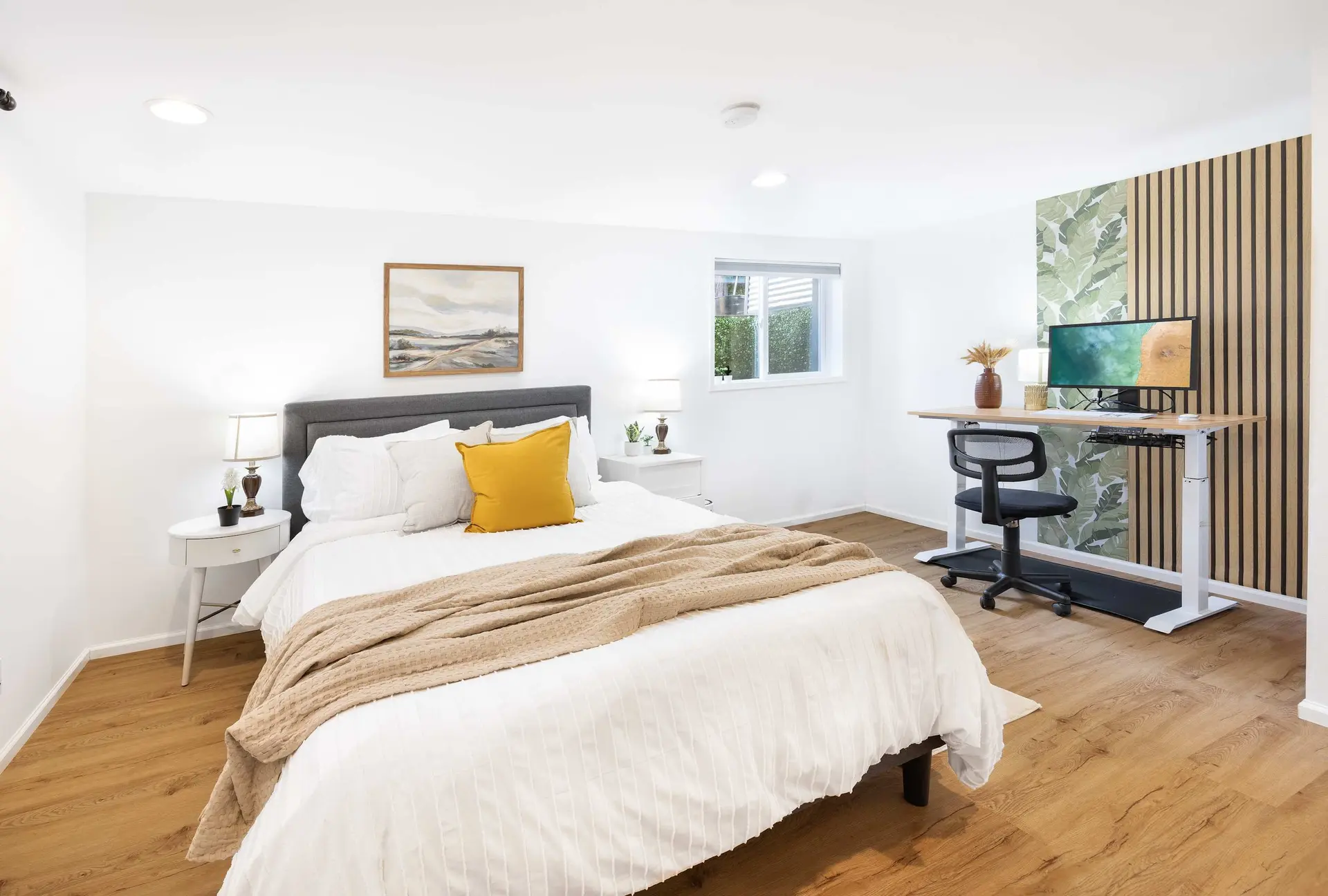 Artist’s 750sqft 2BR Basement – Maple Leaf Park