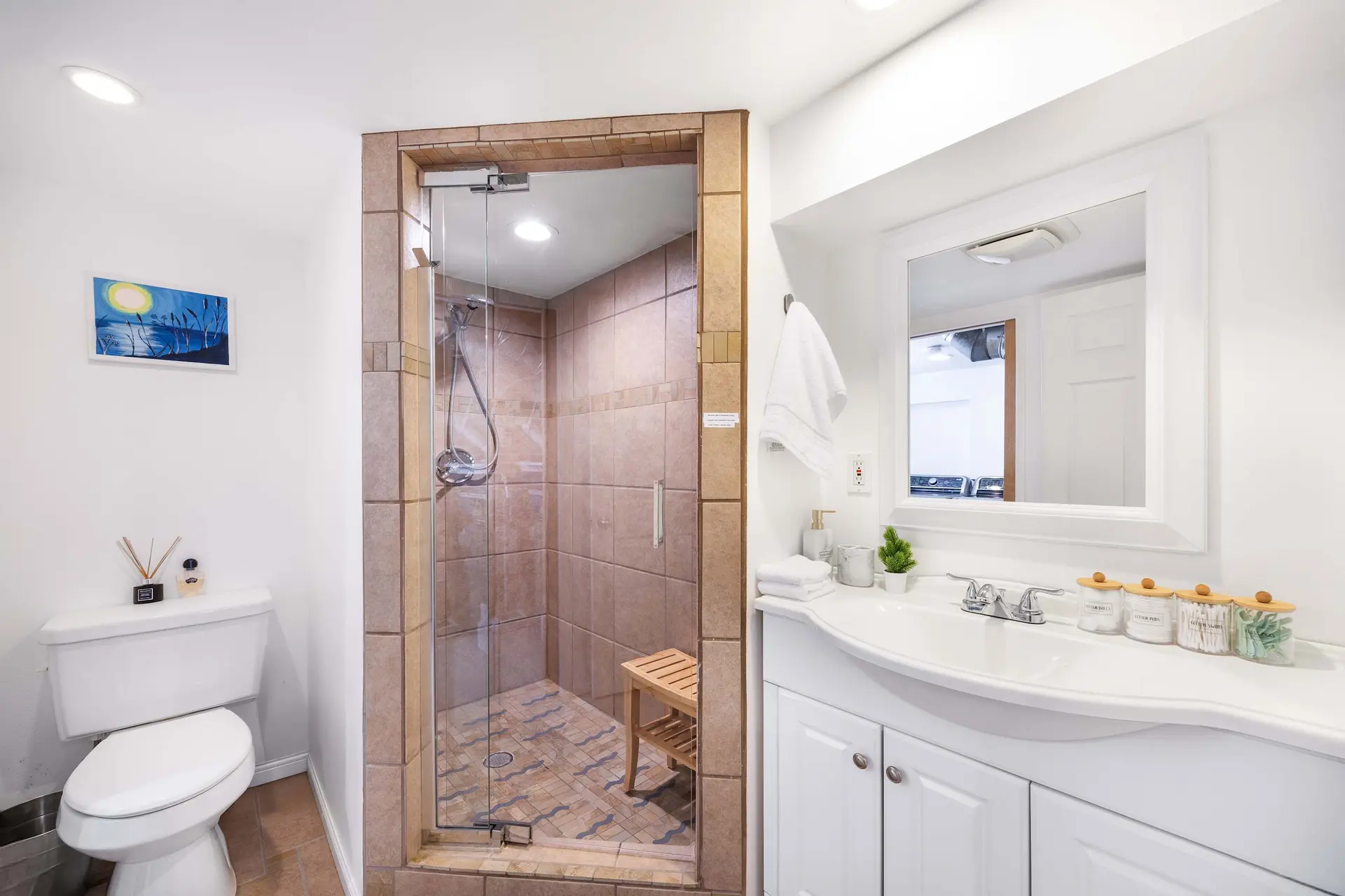 Artist’s 750sqft 2BR Basement – Maple Leaf Park