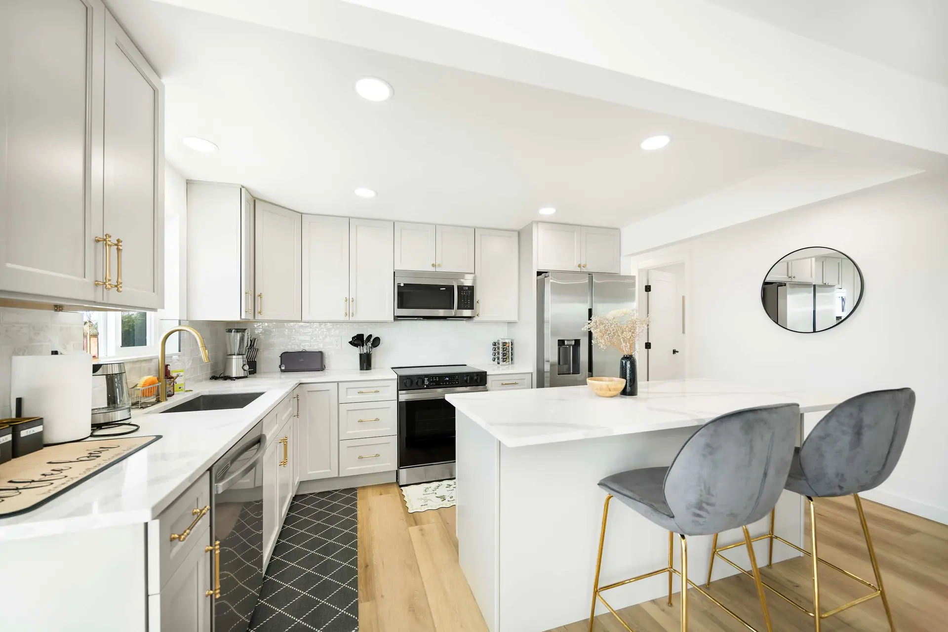 Step-Free 2BR Retreat w/ Panoramic Views on Deck