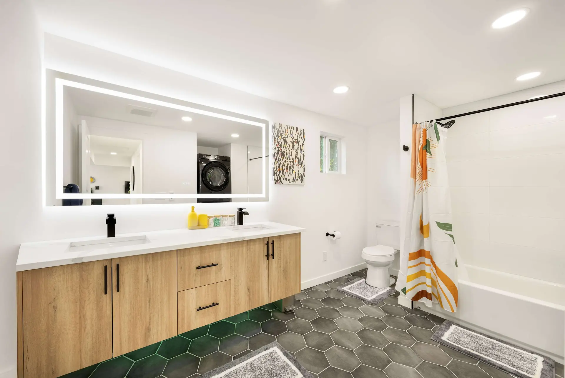Step-Free 2BR Retreat w/ Panoramic Views on Deck