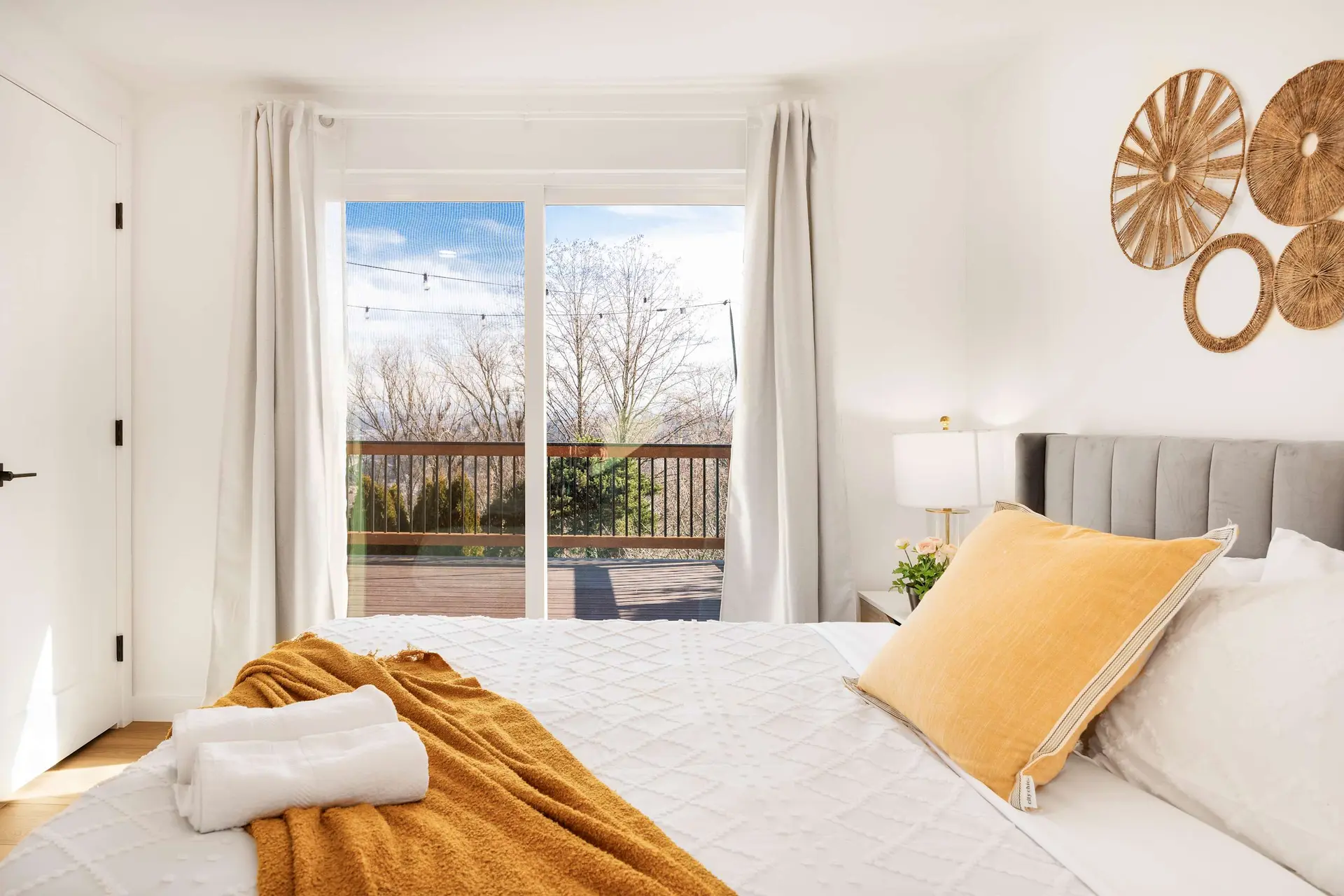 Step-Free 2BR Retreat w/ Panoramic Views on Deck