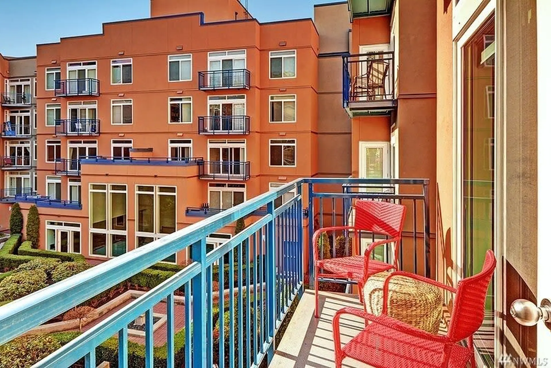 DT Designer's 2BR Condo Parking, Tub, Pool - 99 wa