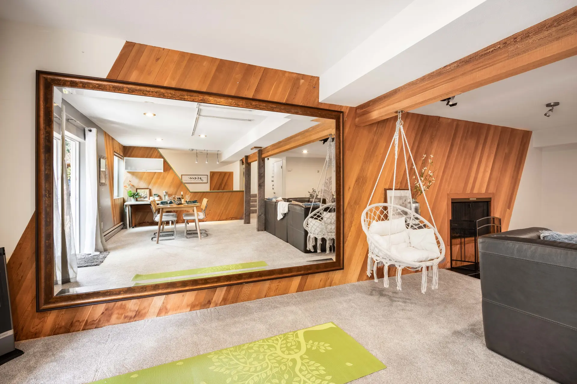 Kirkland Oasis: Chic Basement Retreat with Hot Tub