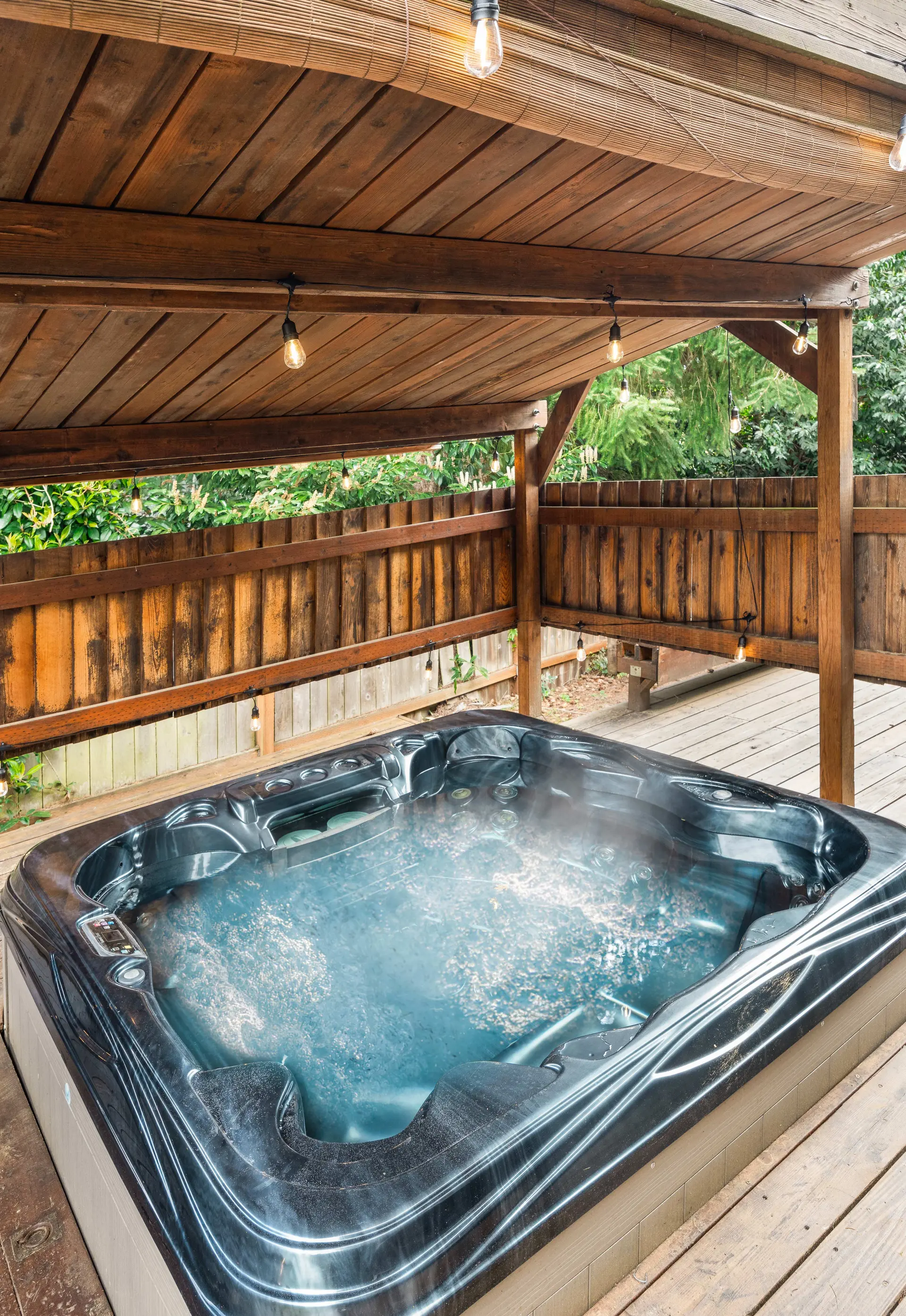 Kirkland Oasis: Chic Basement Retreat with Hot Tub