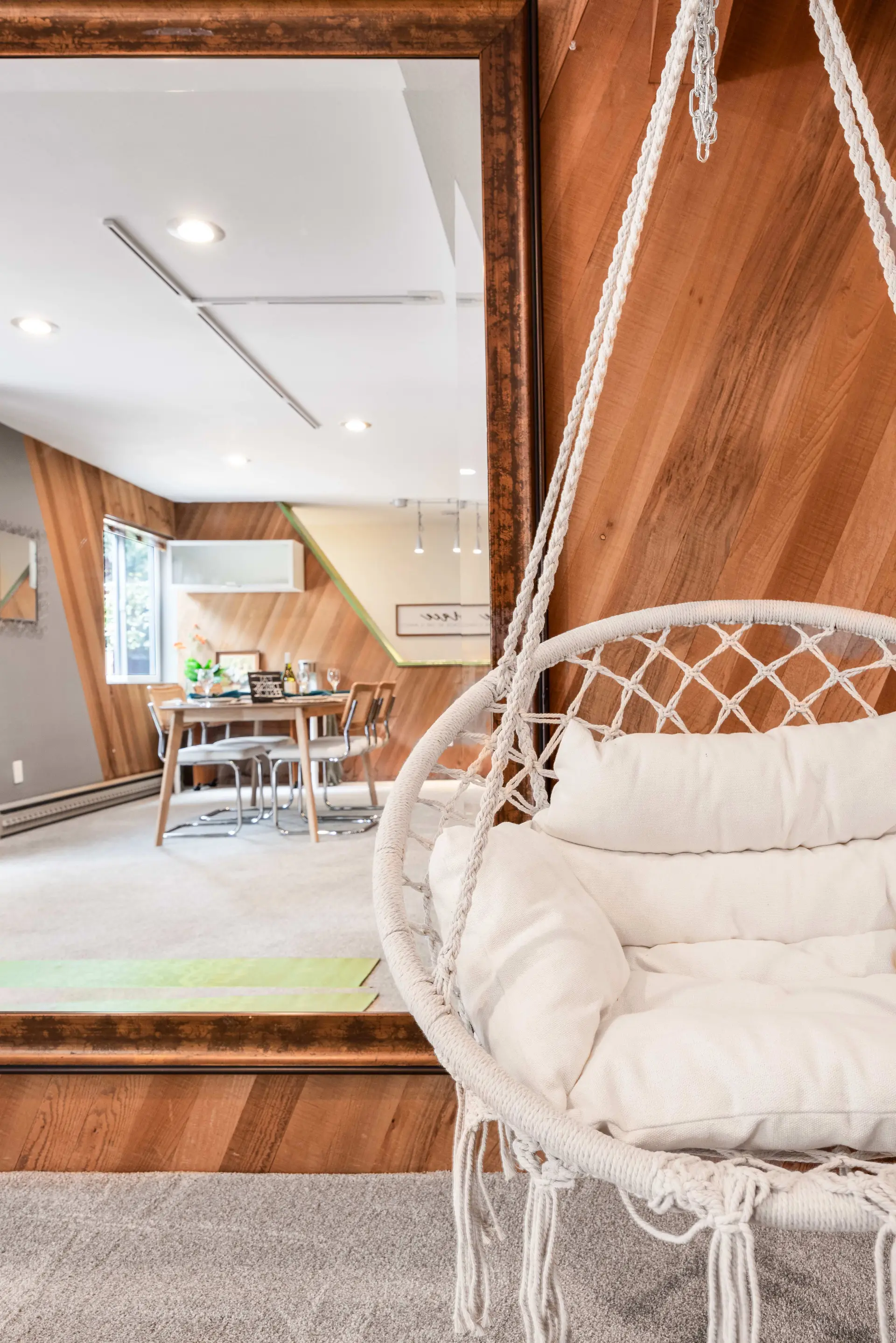 Kirkland Oasis: Chic Basement Retreat with Hot Tub