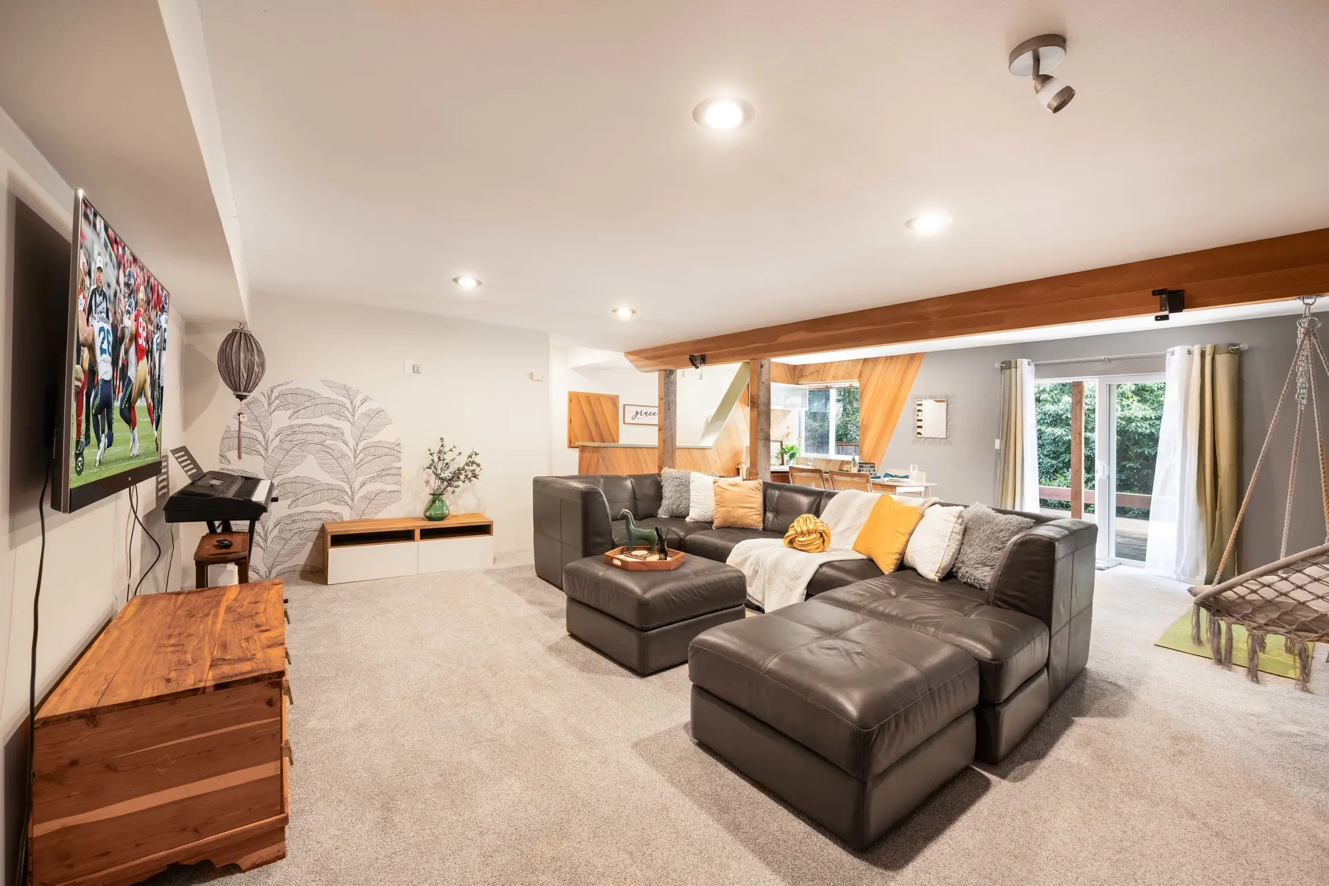 Kirkland Oasis: Chic Basement Retreat with Hot Tub