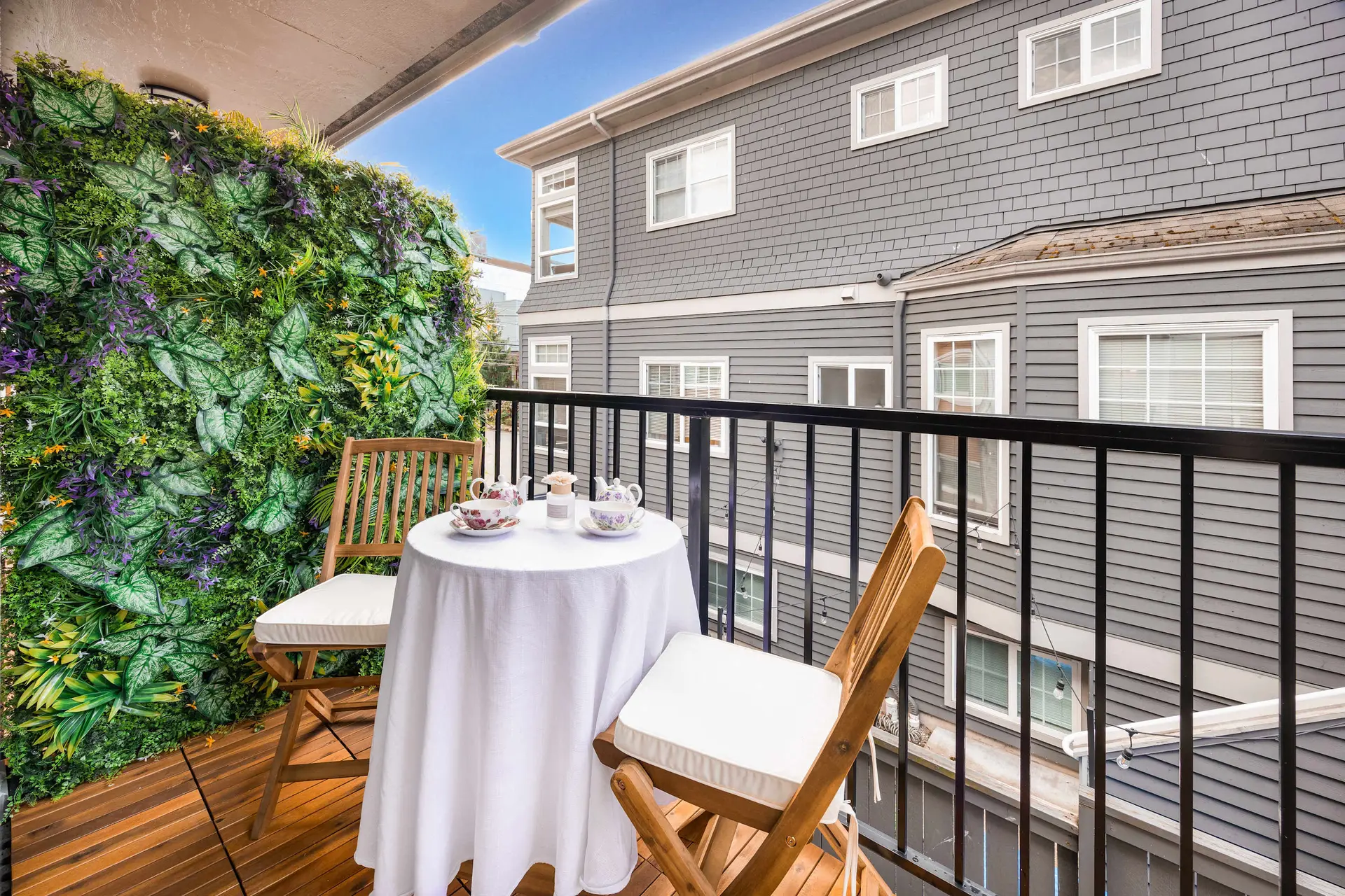 Secret Garden Bloom - 665sf 1BR Queen Anne Condo