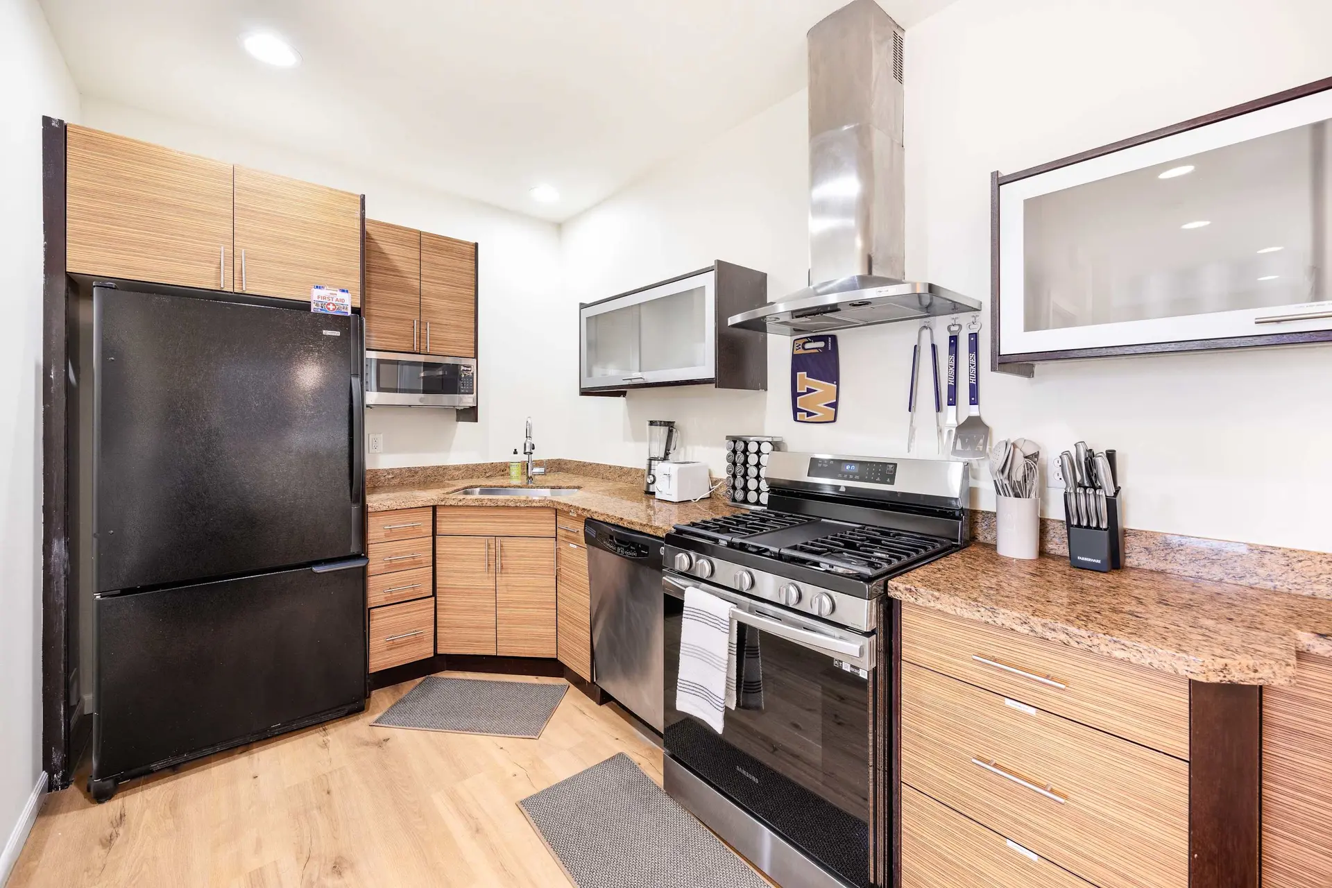 3BR Modern Townhome w/ Parking Near UW & Children’