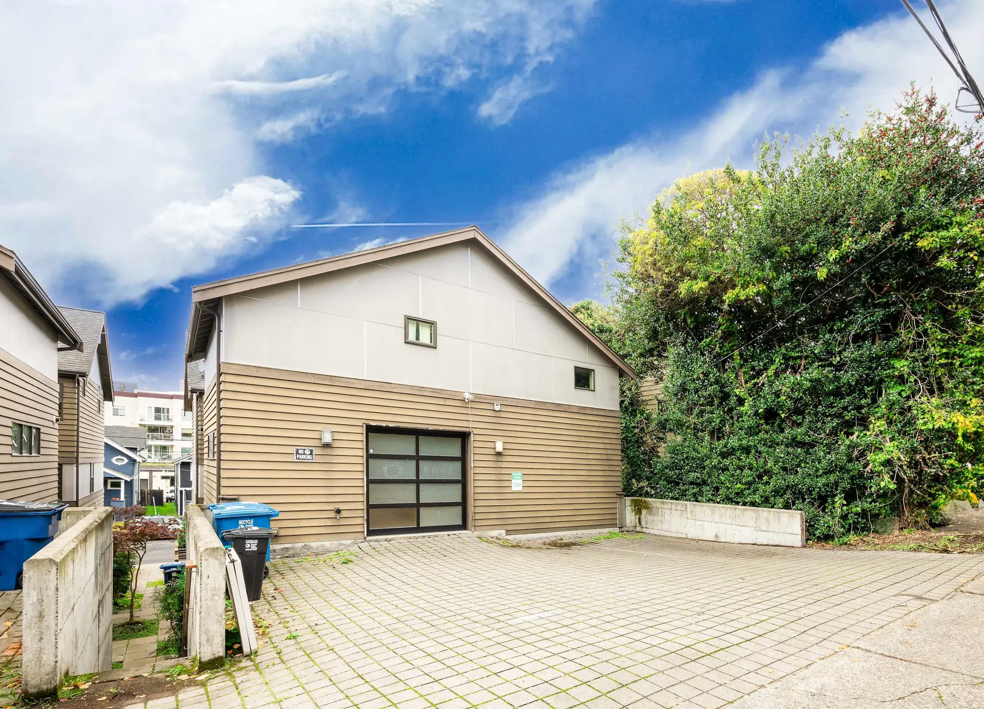 3BR Modern Townhome w/ Parking Near UW & Children’