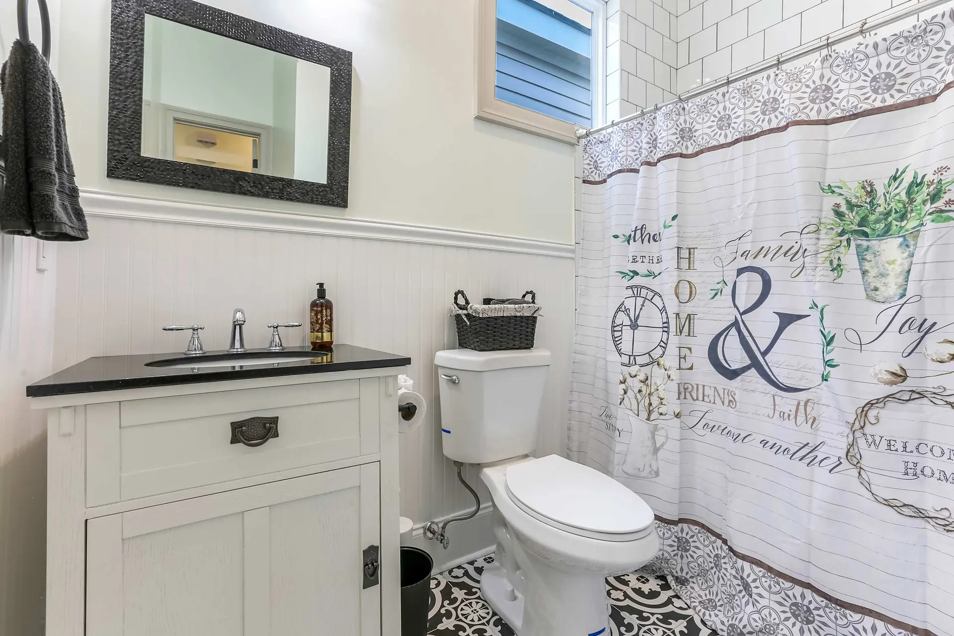 Quaint Charm: NOLA Vintage Home near St. Charles