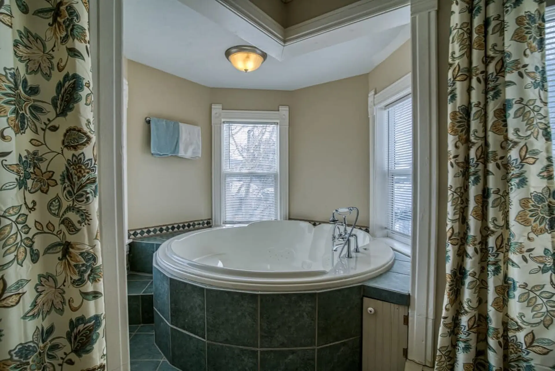 5BR Cozy Victorian - Jacuzzi - Group Friendly