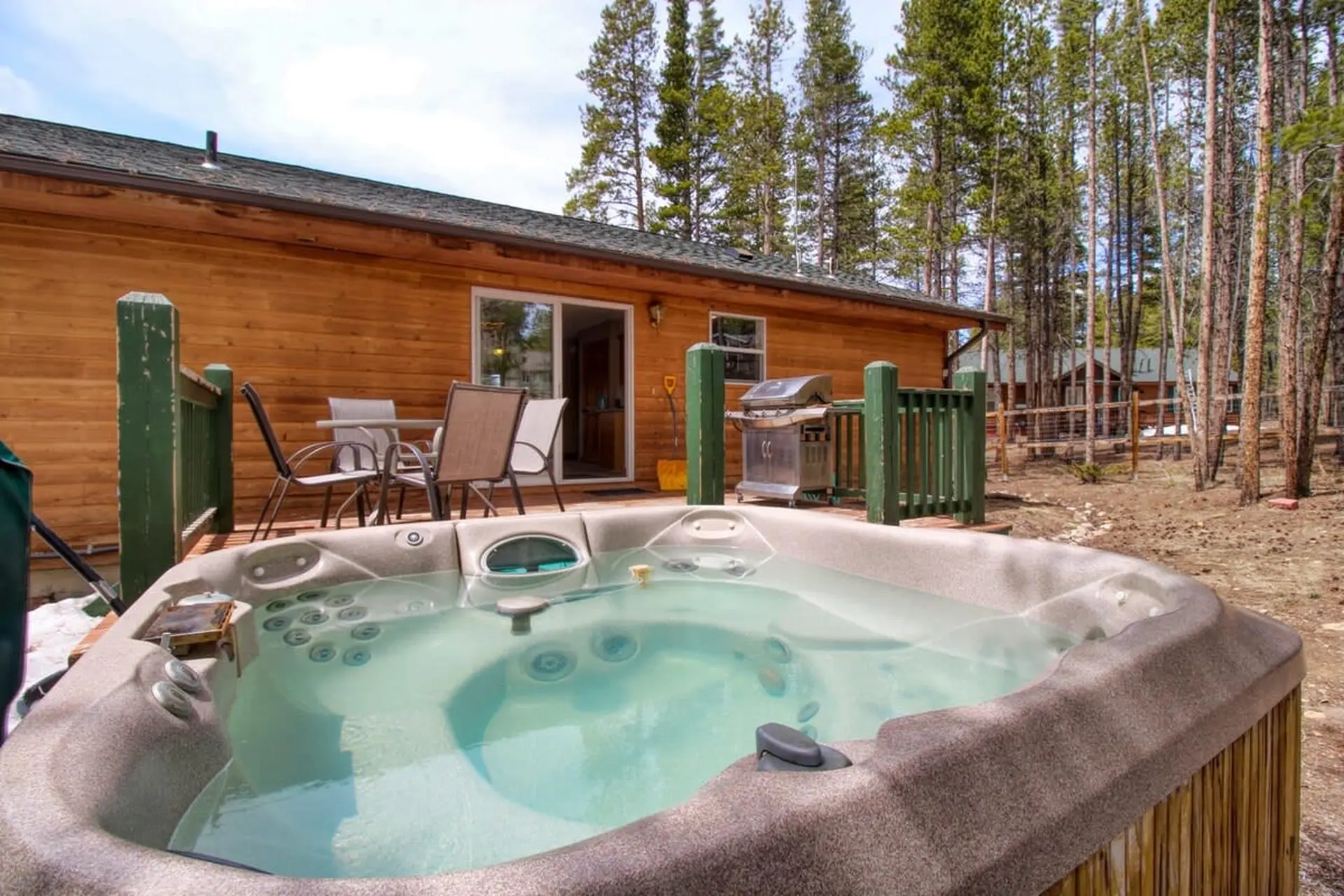 Cozy 4BR - Near Turquoise Lake - Forest Backyard