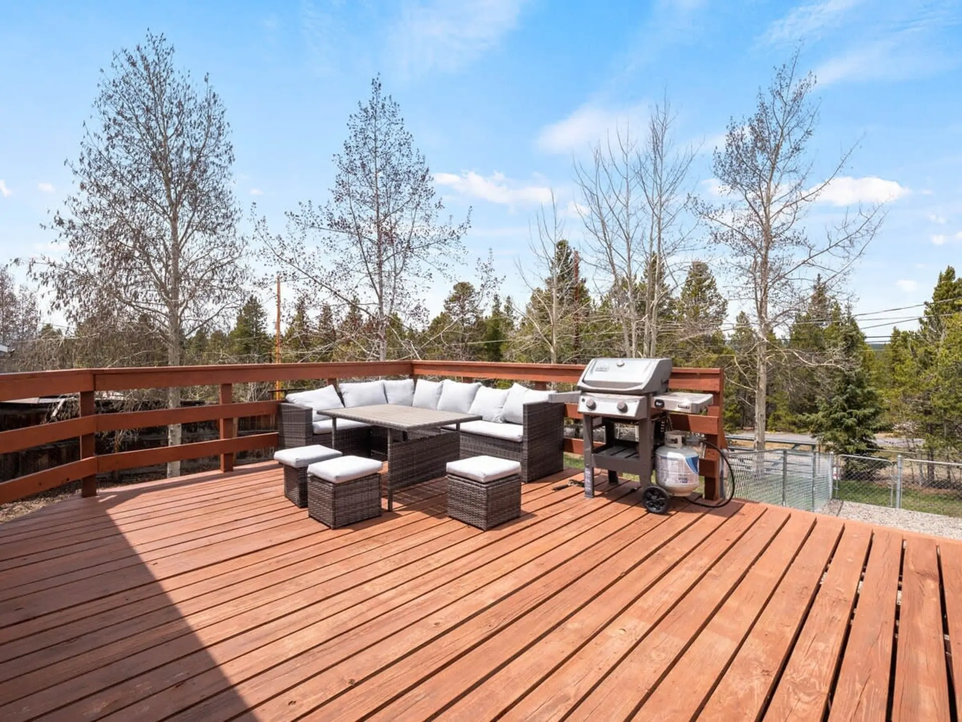 Spacious 4BR - Group Friendly - BBQ, Deck, Pets OK