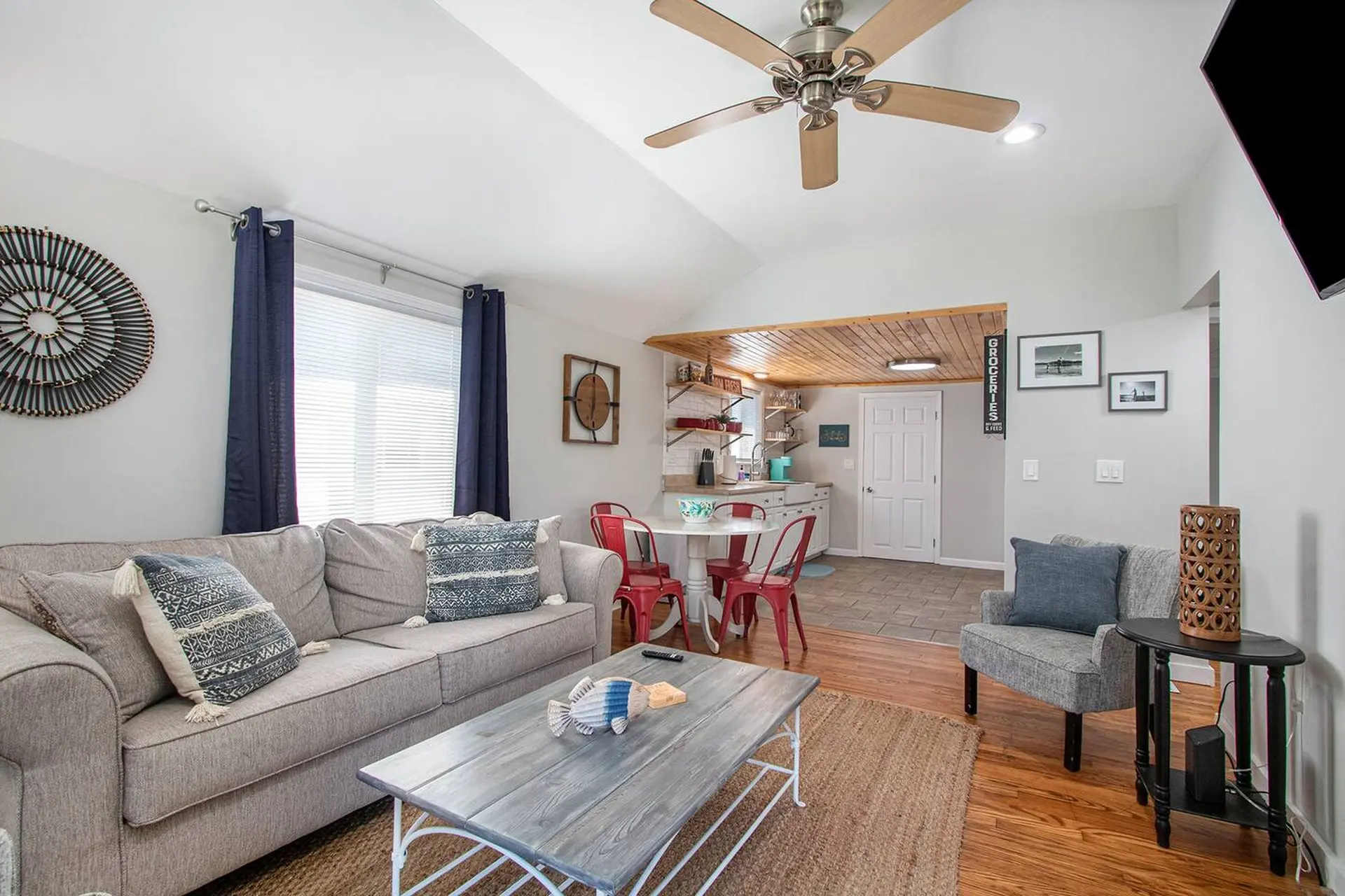 Lakeside Retreat: Peaceful & Ideal for Families