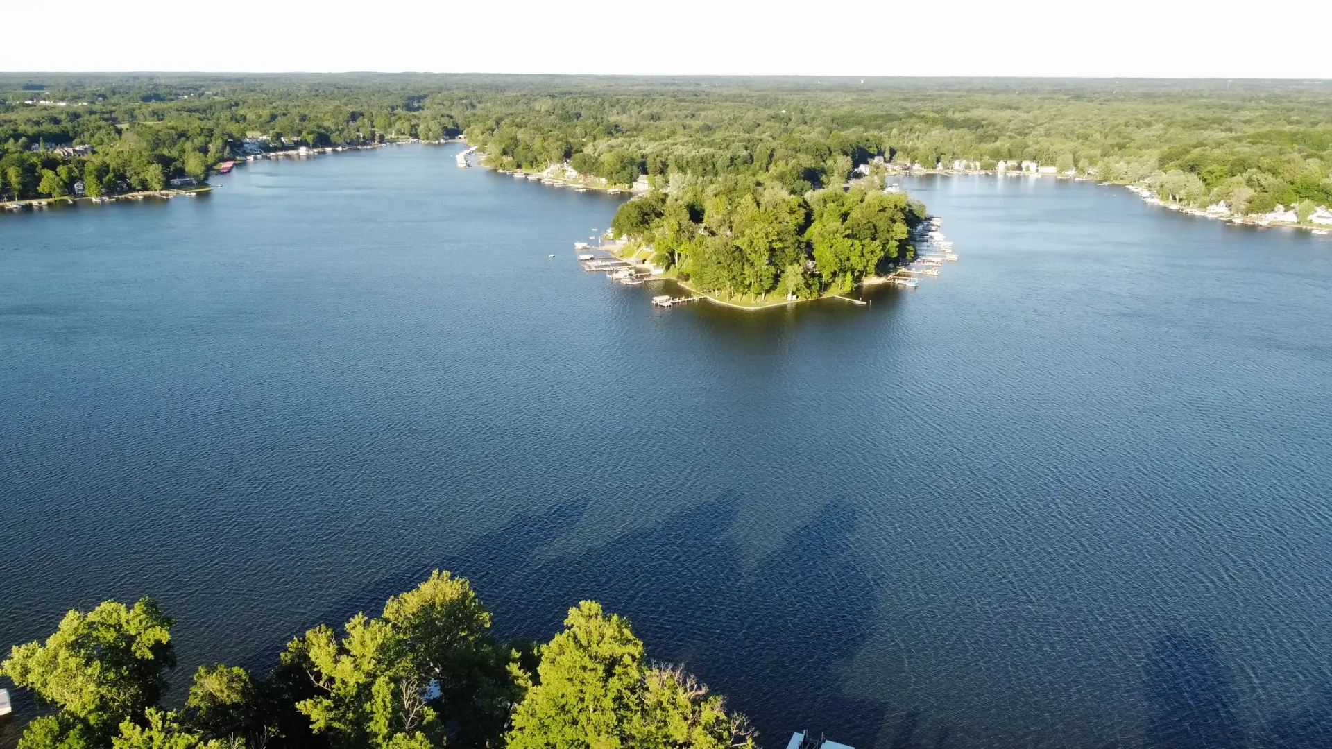 Lakeside Retreat: Peaceful & Ideal for Families
