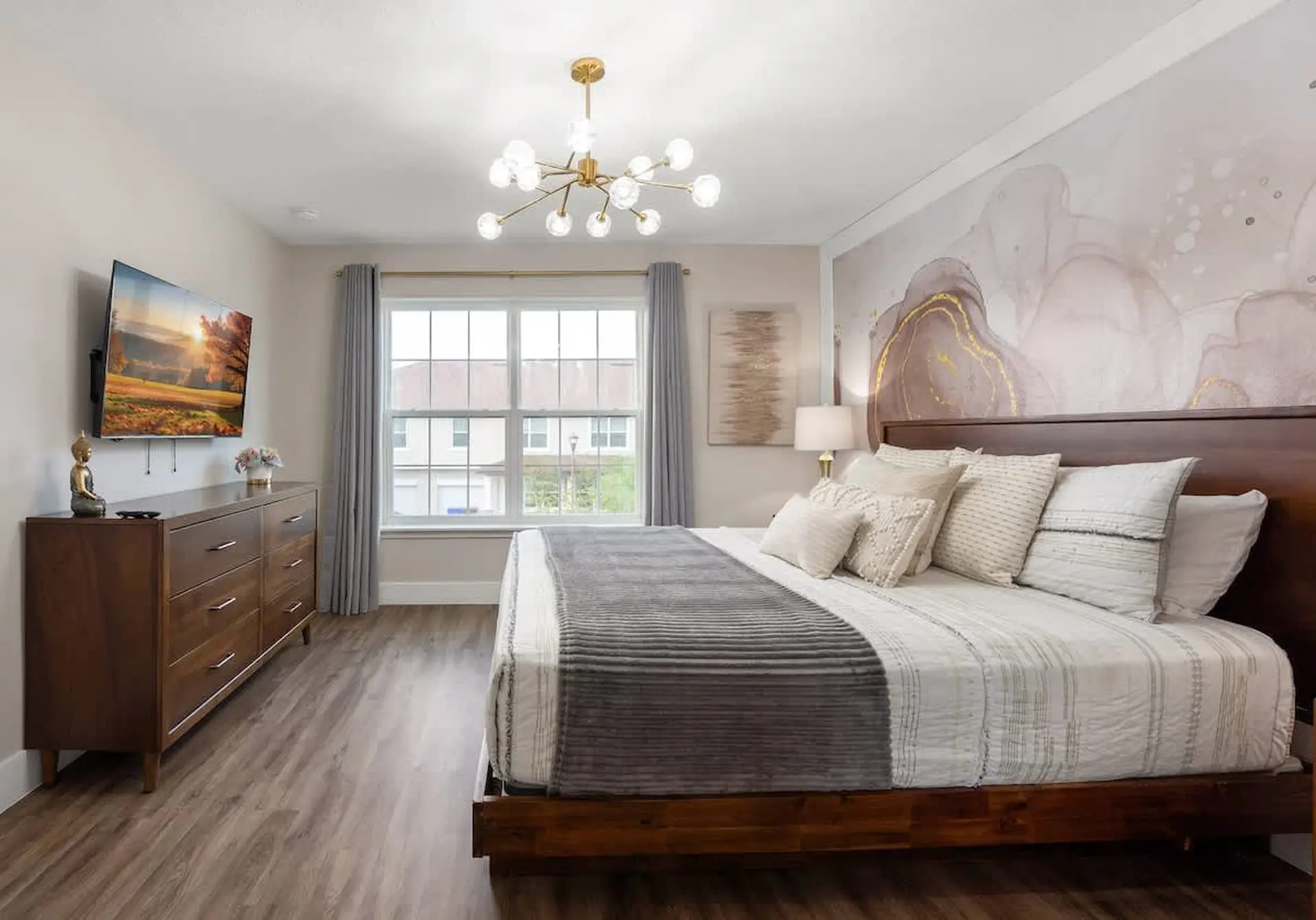 Beautiful 4BR Home w/ Modern Design