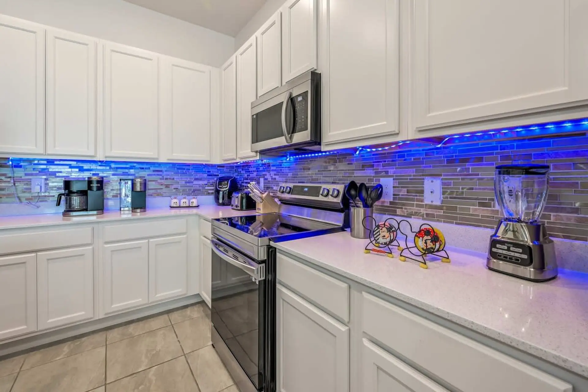 Vibrant 12-Bed 10-Suite Oasis, Colorful & Spacious