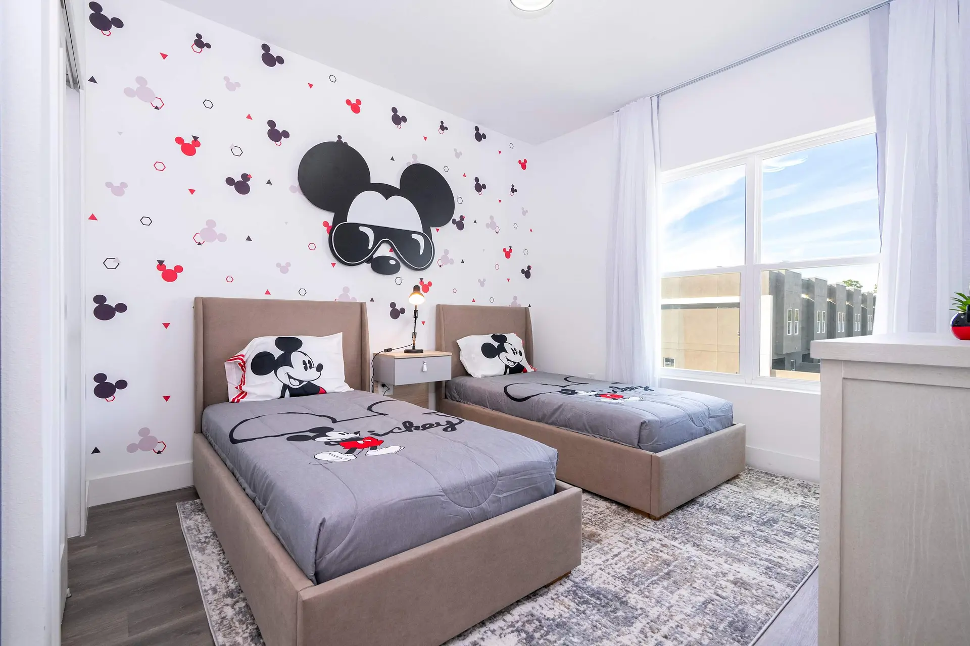 Family Escape Near Disney, Themed Magic!