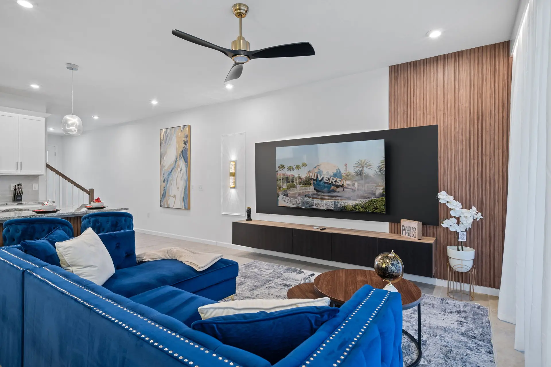 Chic 6 Bedroom Solara Home, Pool and Themed Rooms