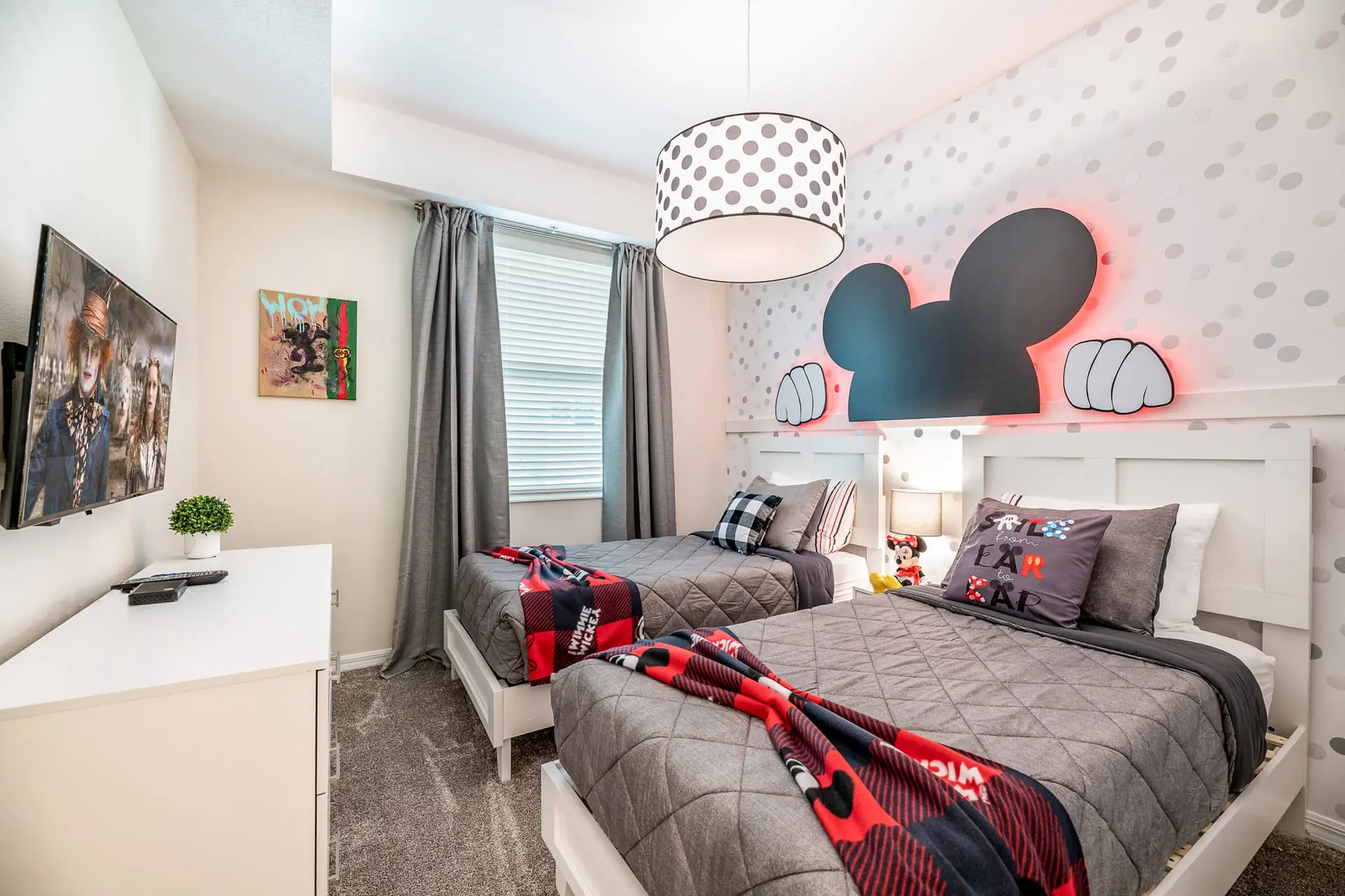Chic 2Bed Condo at Storey Lake, Mickey Room