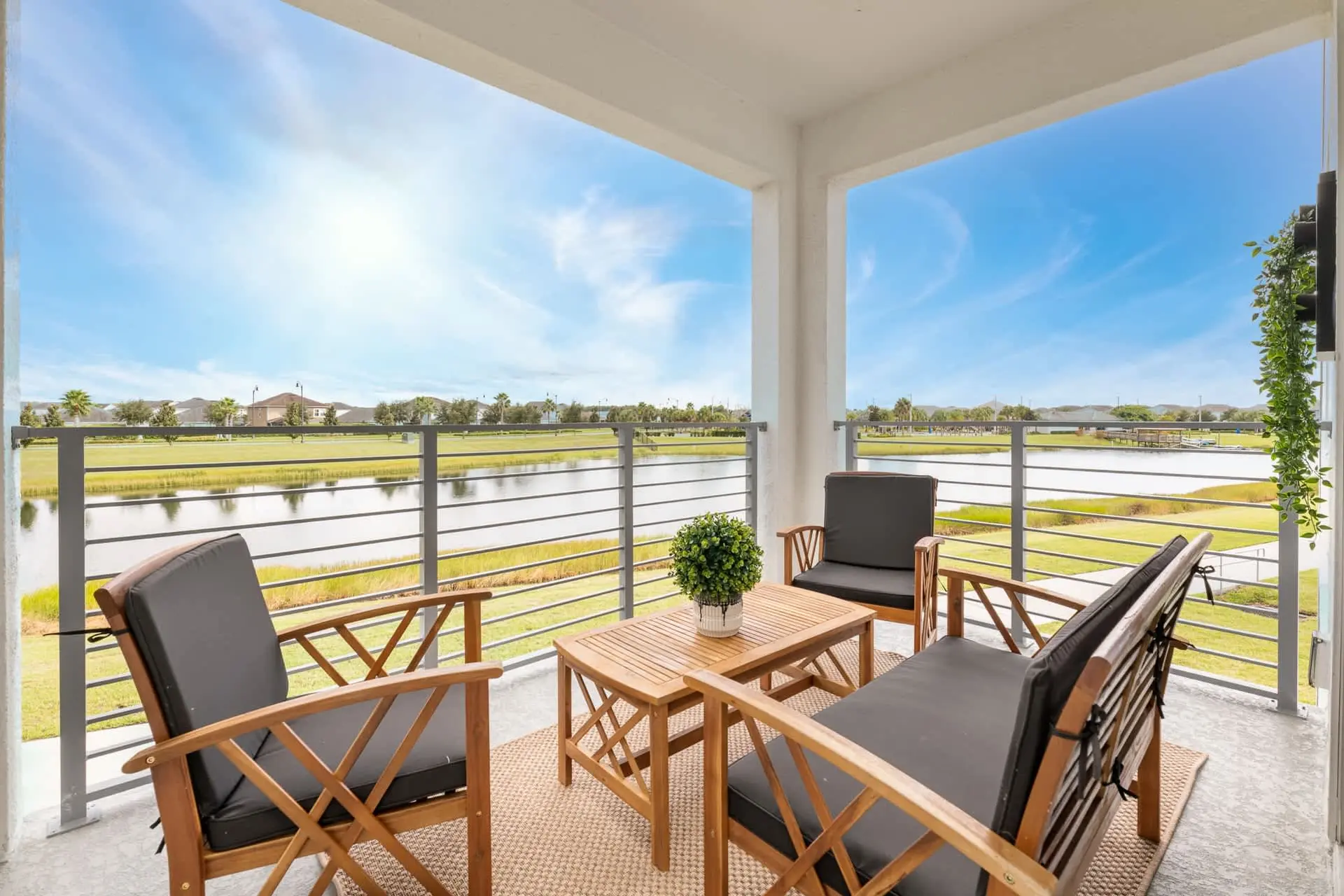 Chic 2Bed Condo at Storey Lake, Mickey Room