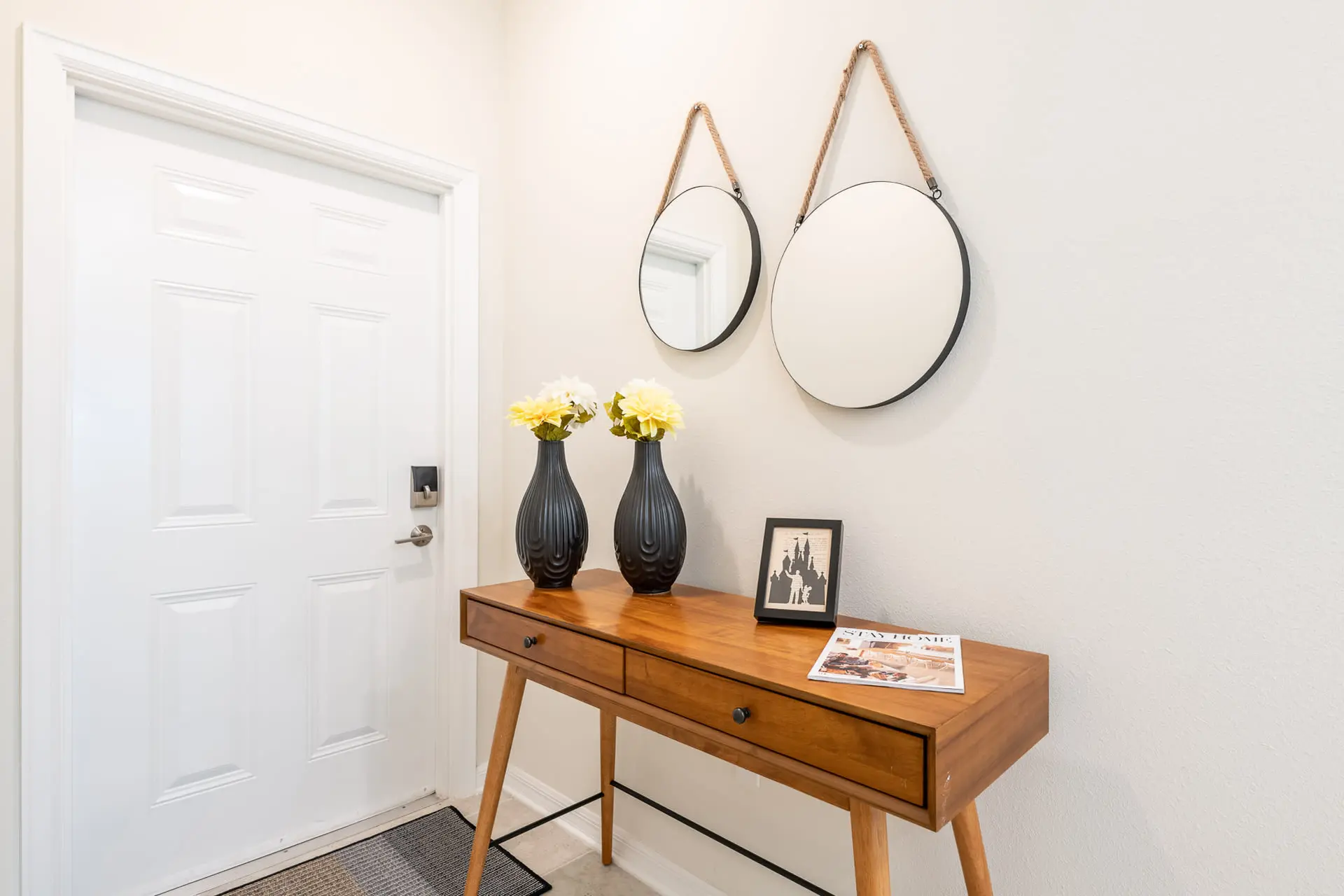 Chic 2Bed Condo at Storey Lake, Mickey Room