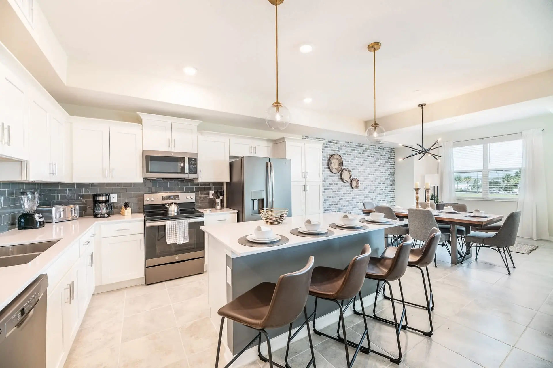 Chic 2Bed Condo at Storey Lake, Mickey Room