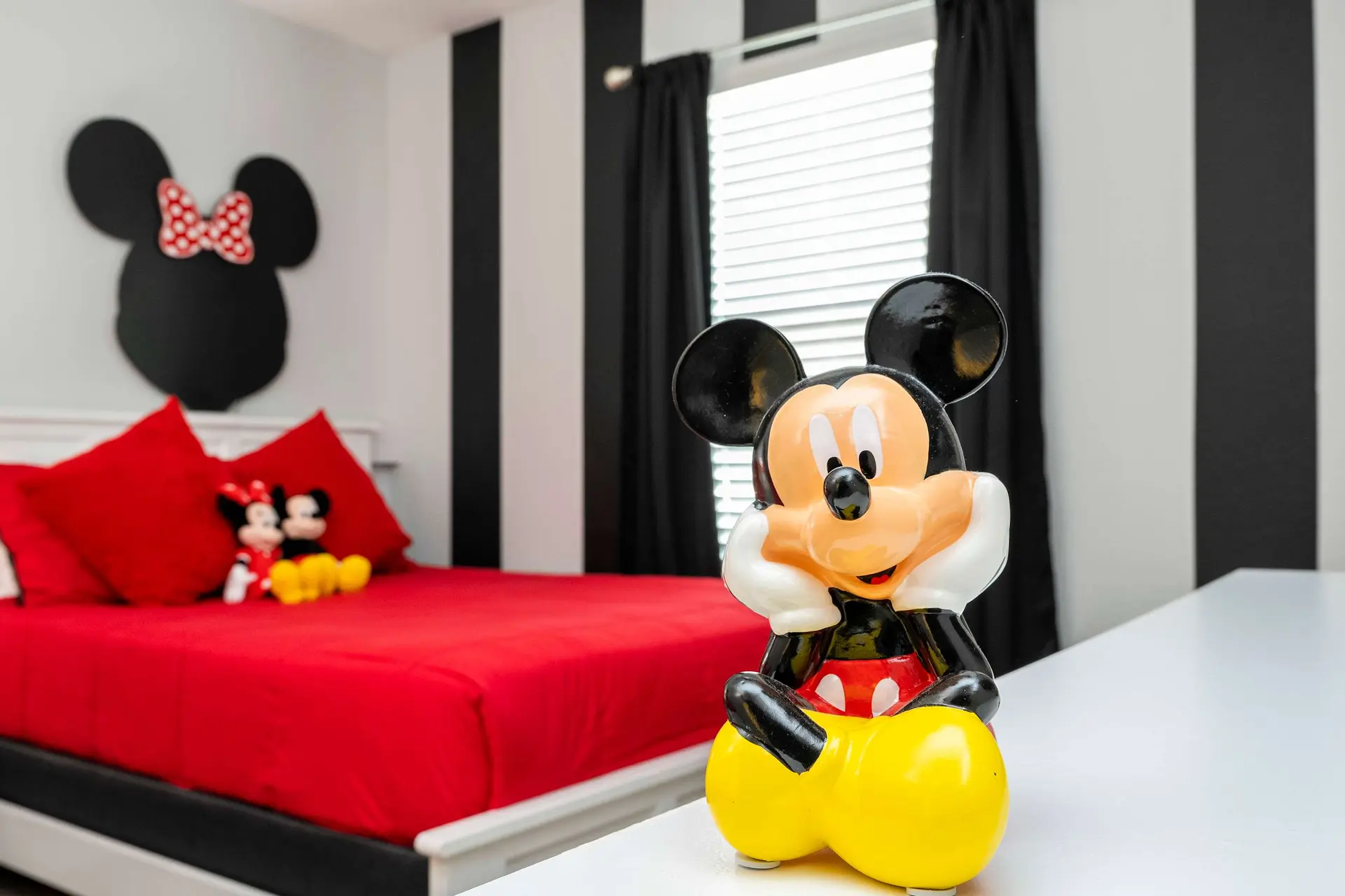 Storey Lake Home, Mickey & Minions Beds, Sleeps 12