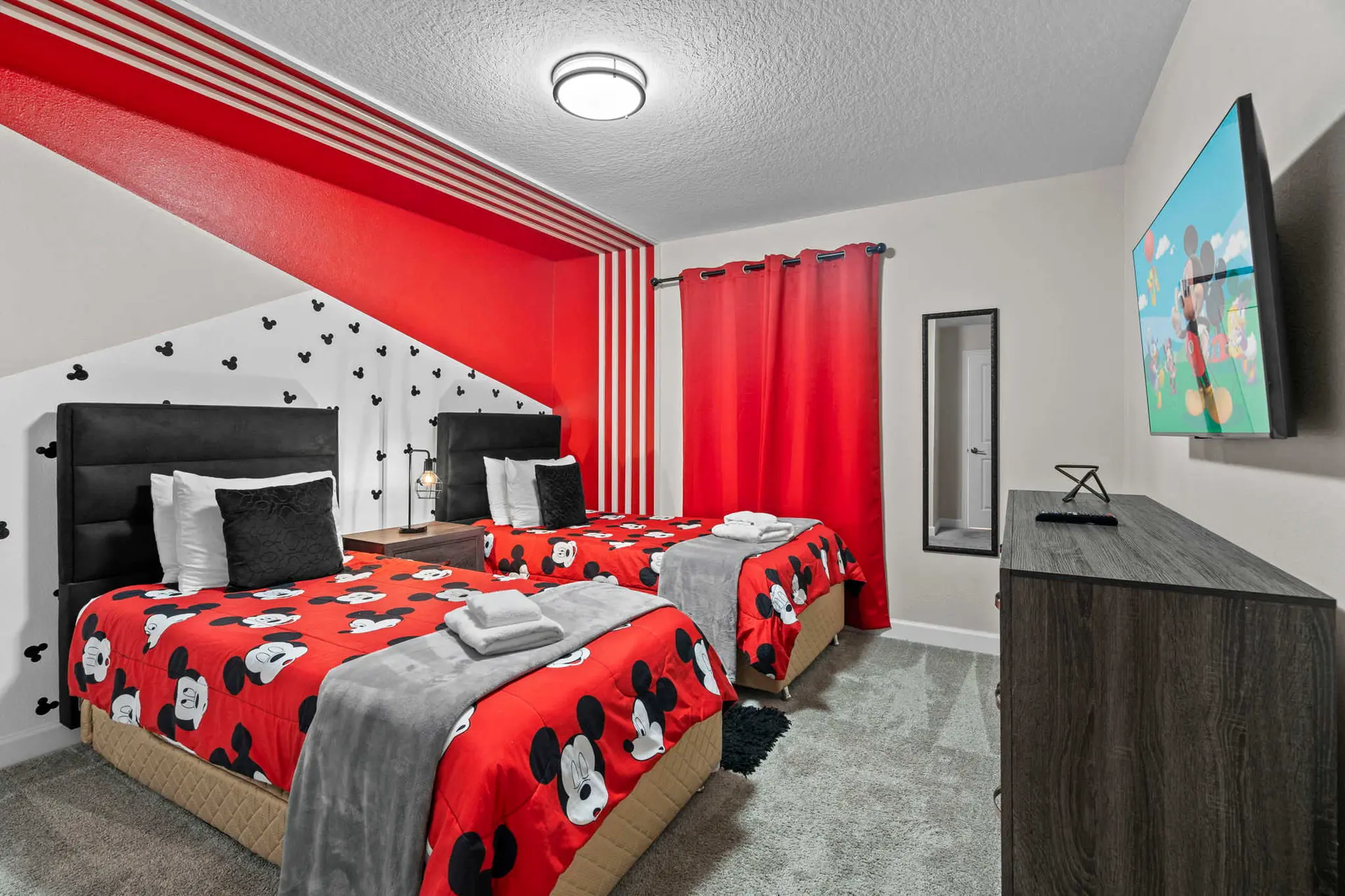 Relaxing Getaway Near Disney with Pool & Themed Ro